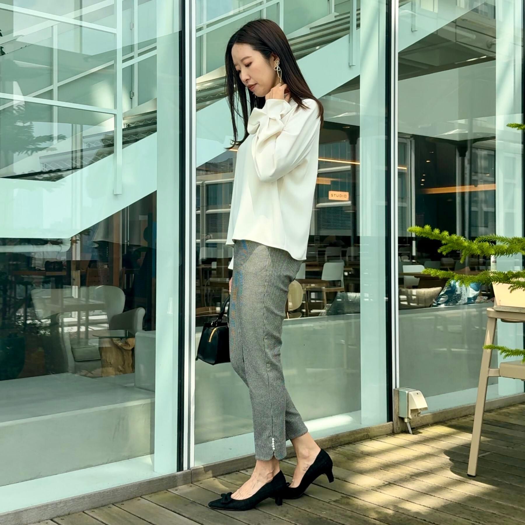 Couture broach「【大人可愛い・通勤】ロールカラーバックリボンブラウス」|シャツ・ブラウス|