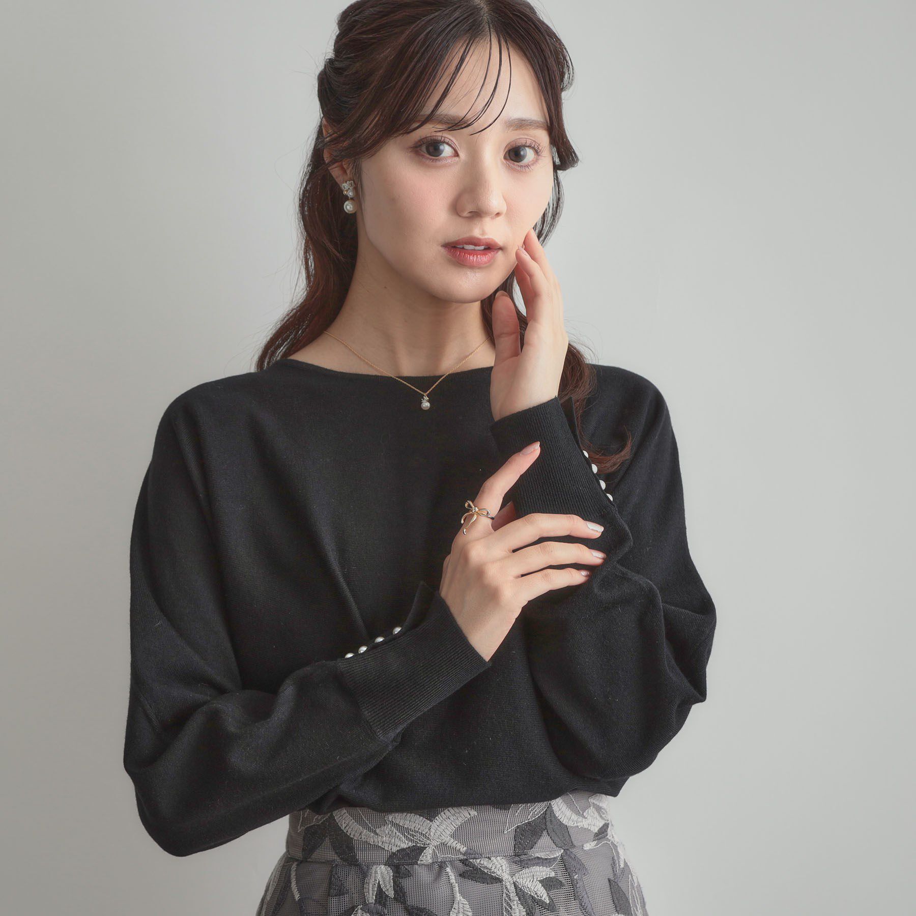 Couture broach「【大人上品・通勤・前後2WAY】バックパール調ドルマンニット」|ニット・セーター|ブラック(019)