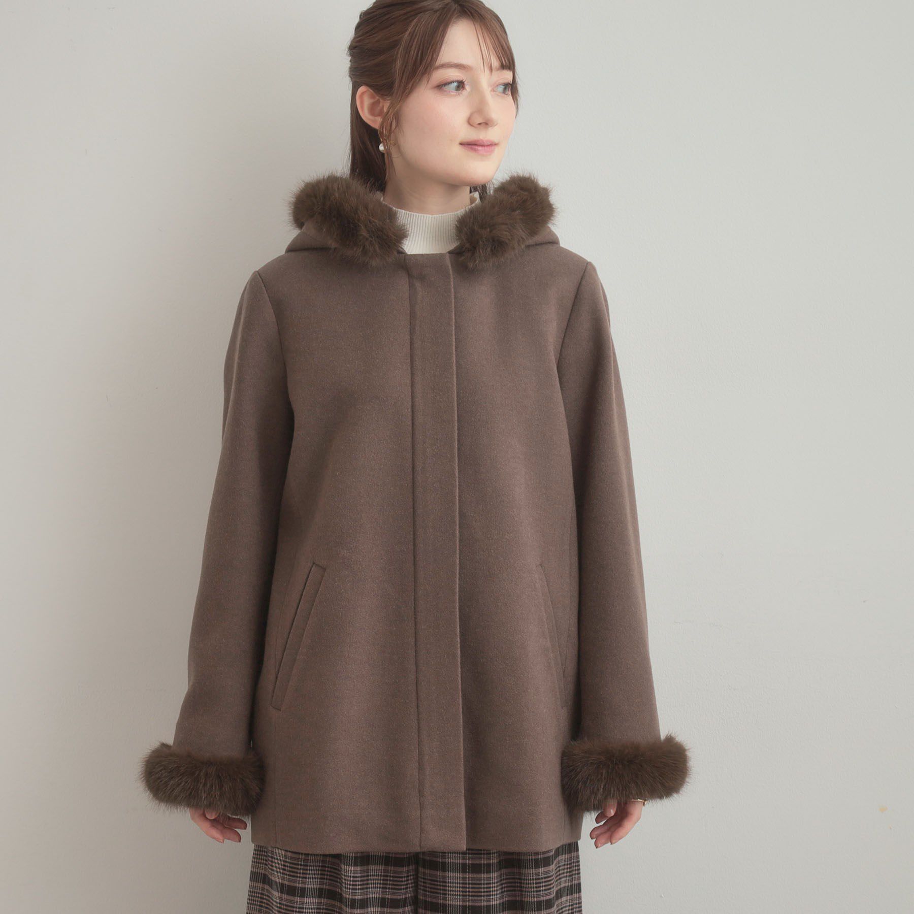 Couture broach「【大人可愛い・フード取り外し可能】フードフェイクファー ハーフ丈コート」|その他|