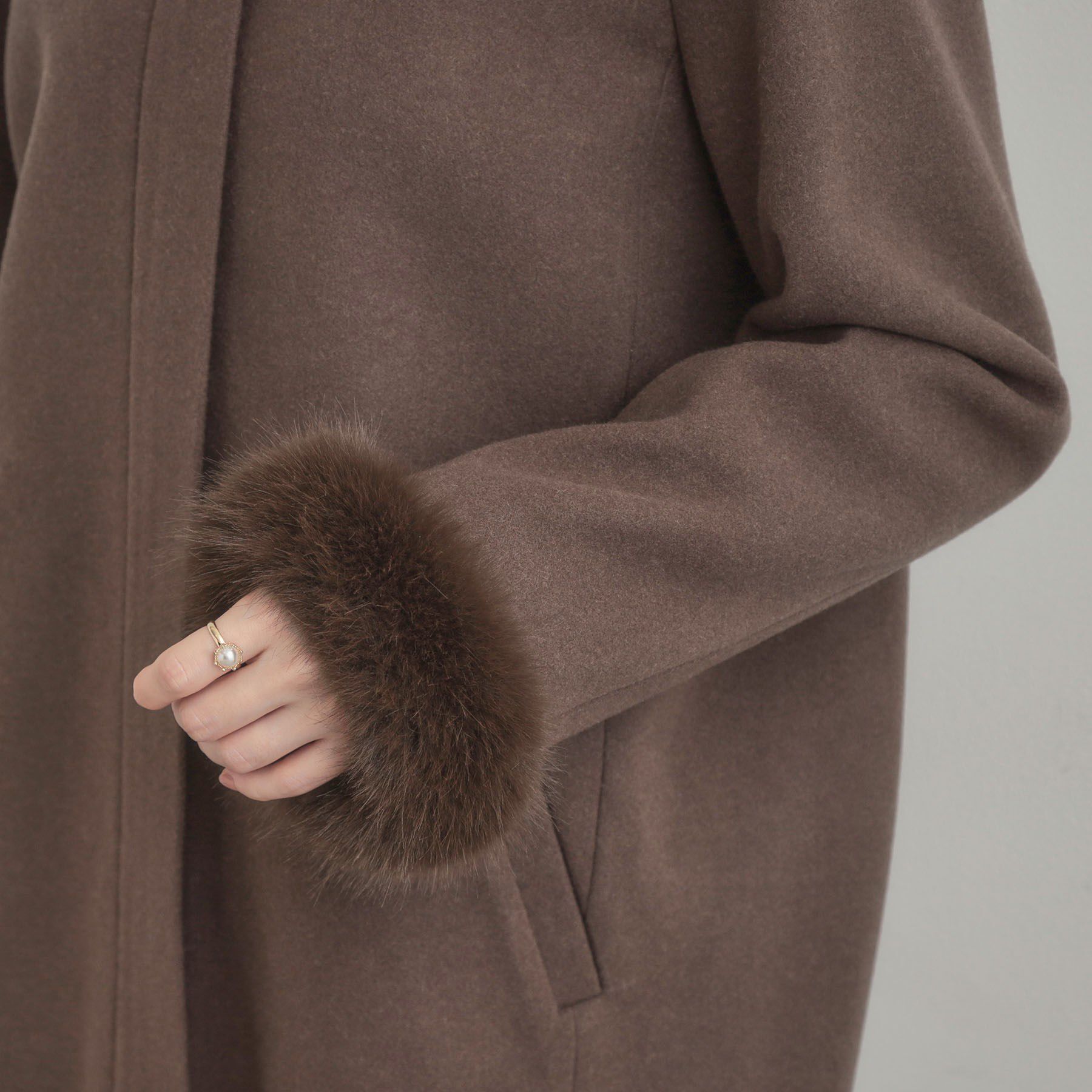 Couture broach「【大人可愛い・フード取り外し可能】フードフェイクファー ハーフ丈コート」|その他|