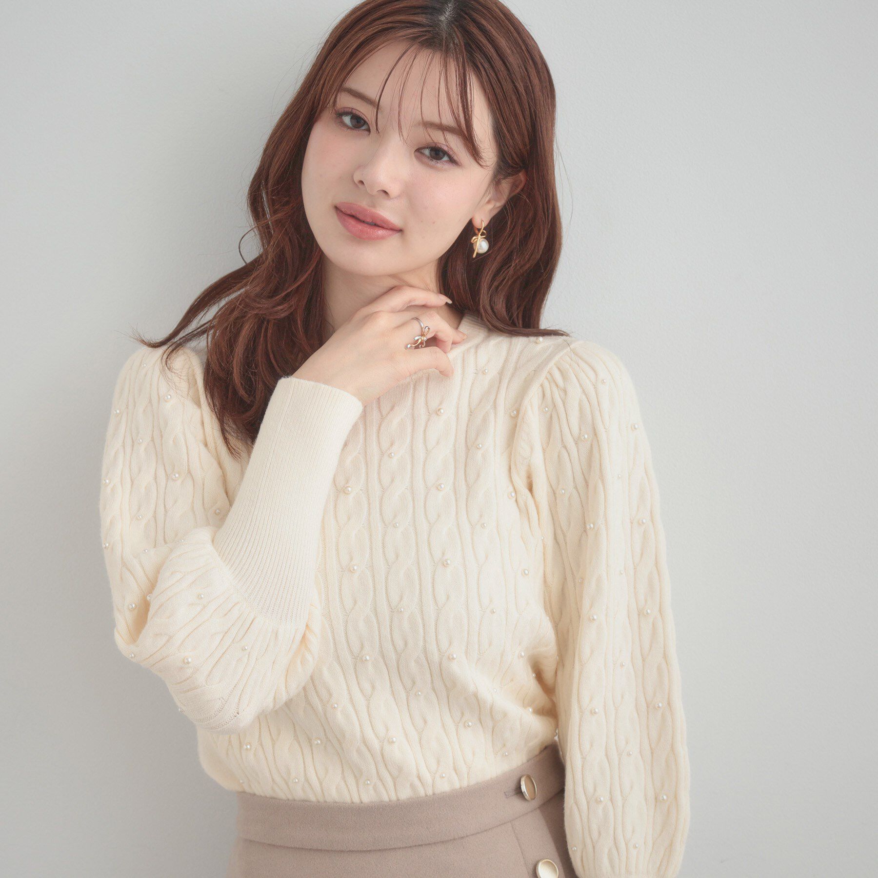 Couture broach「【華やぎ・一枚で着映え】ケーブルパール調ニット」|ニット・セーター|