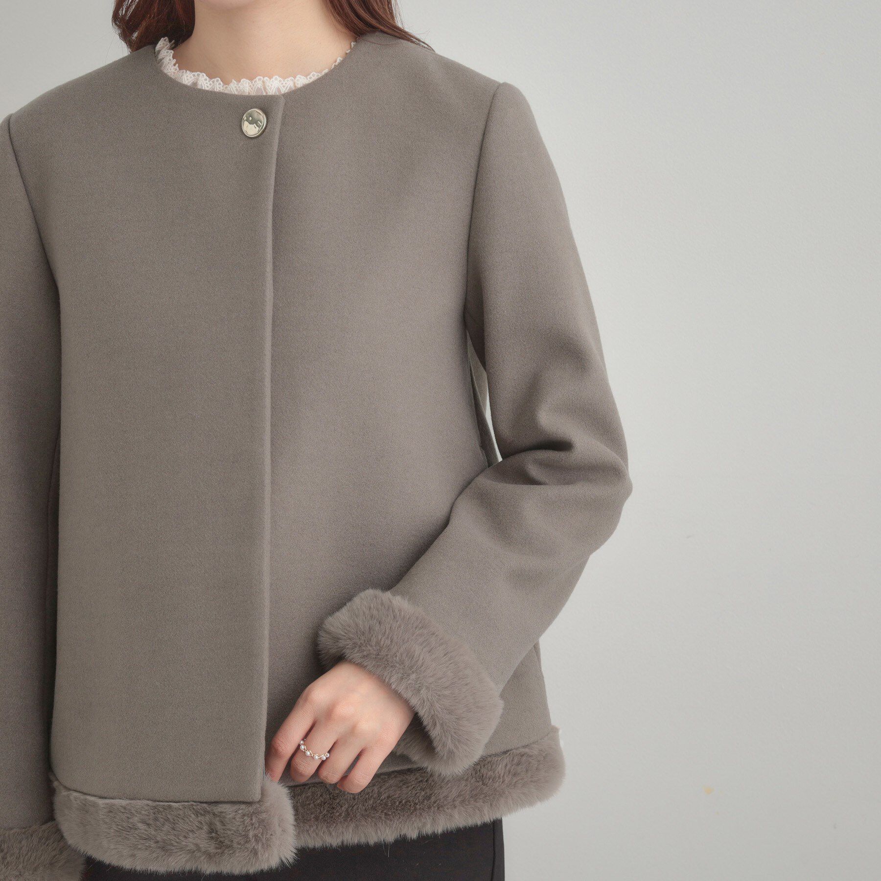 Couture broach「【大人レディ・フェイクファー取り外し可能】ケープ風ショートコート」|ノーカラーコート|