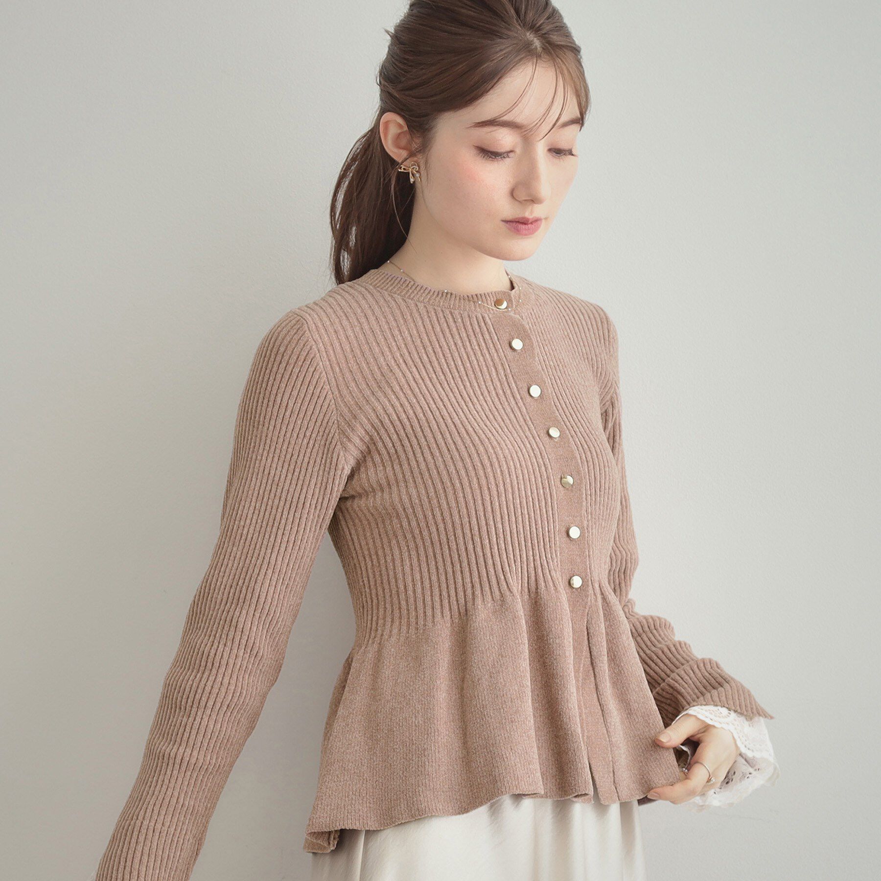 Couture broach「【袖口レース・着映え】短毛モールペプラム カーデ」|カーディガン|