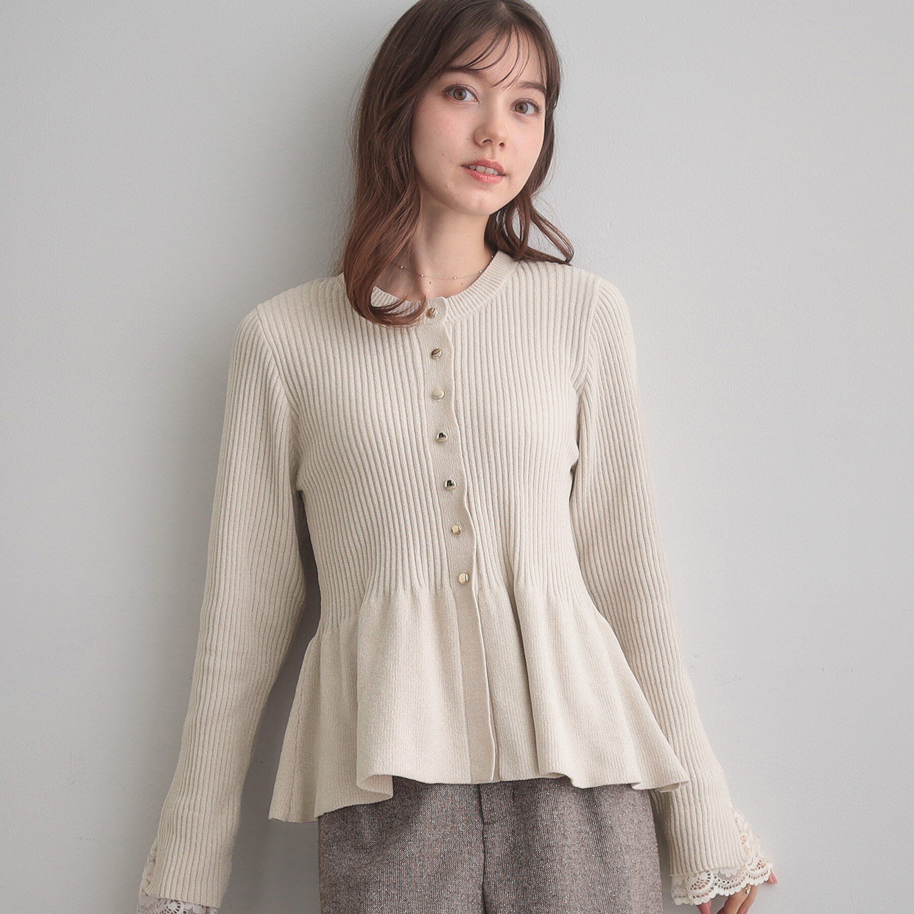 Couture broach「【袖口レース・着映え】短毛モールペプラム カーデ」|カーディガン|