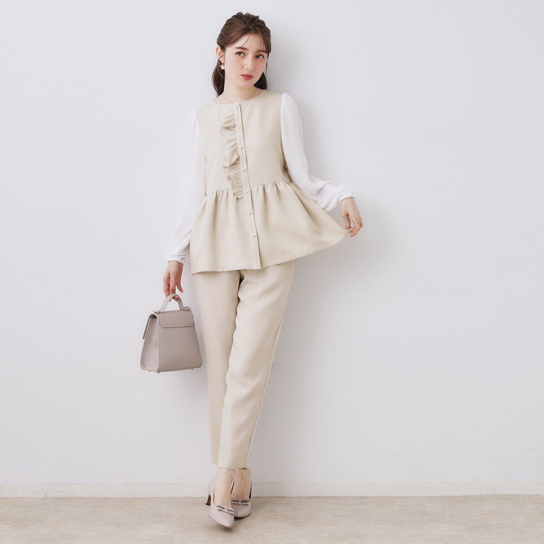 Couture broach「【ハレの日・通勤】パール調釦テーパードパンツ」|その他|