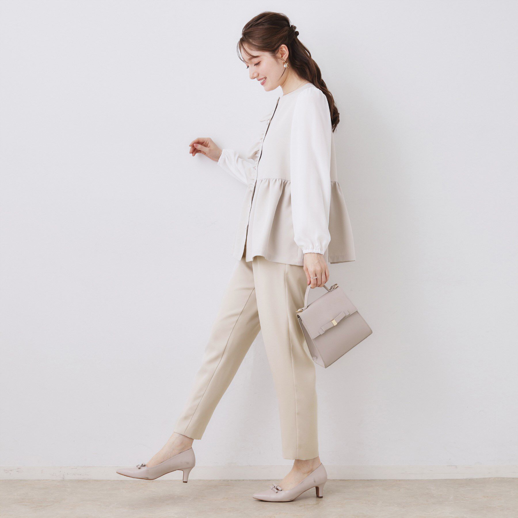 Couture broach「【ハレの日・通勤】パール調釦テーパードパンツ」|その他|