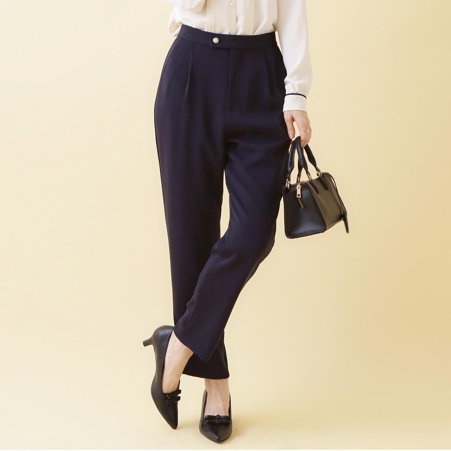 Couture broach「【ハレの日・通勤】パール調釦テーパードパンツ」|その他|ネイビー(094)