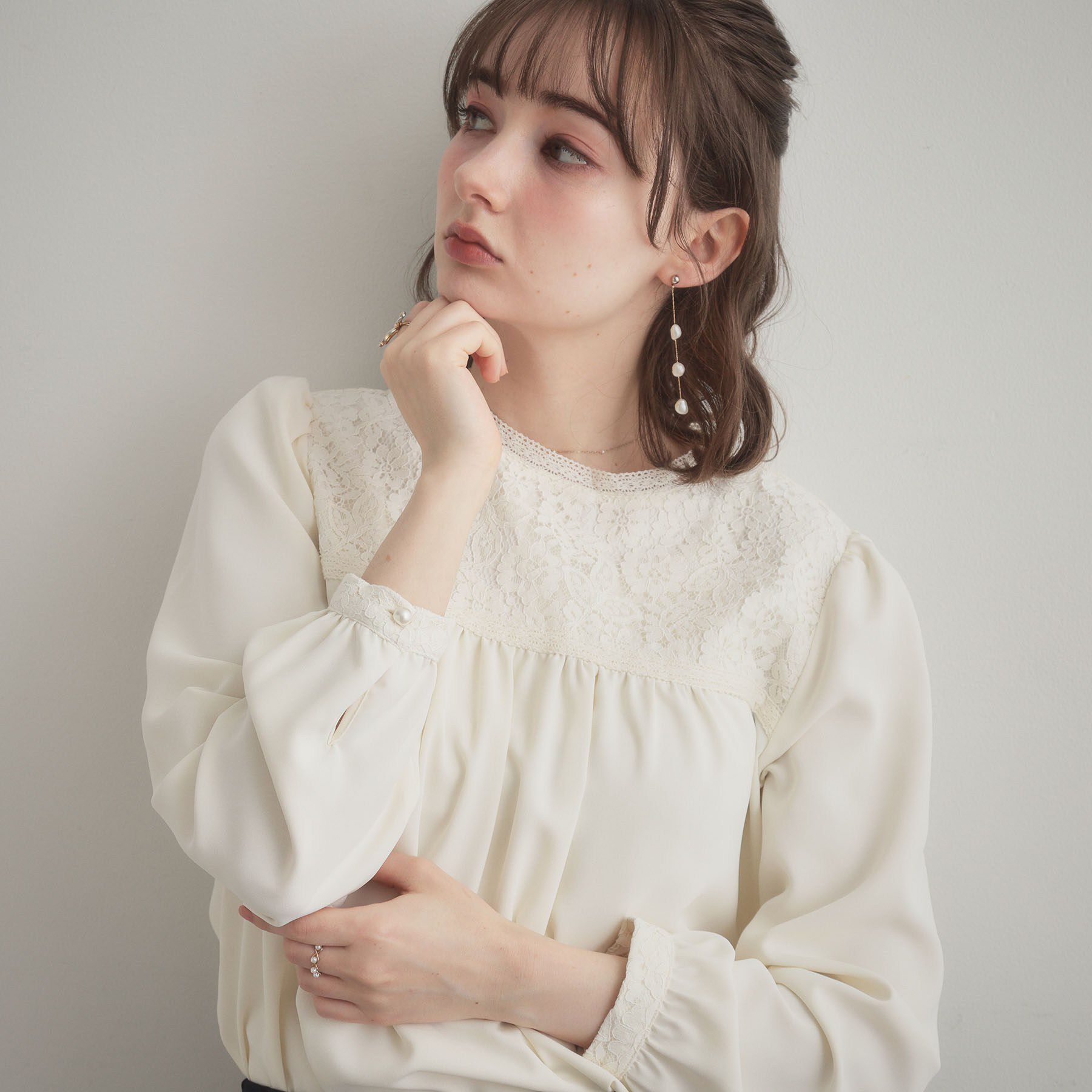 Couture broach「【ハレの日・通勤】レースドッキング ブラウス」|シャツ・ブラウス|