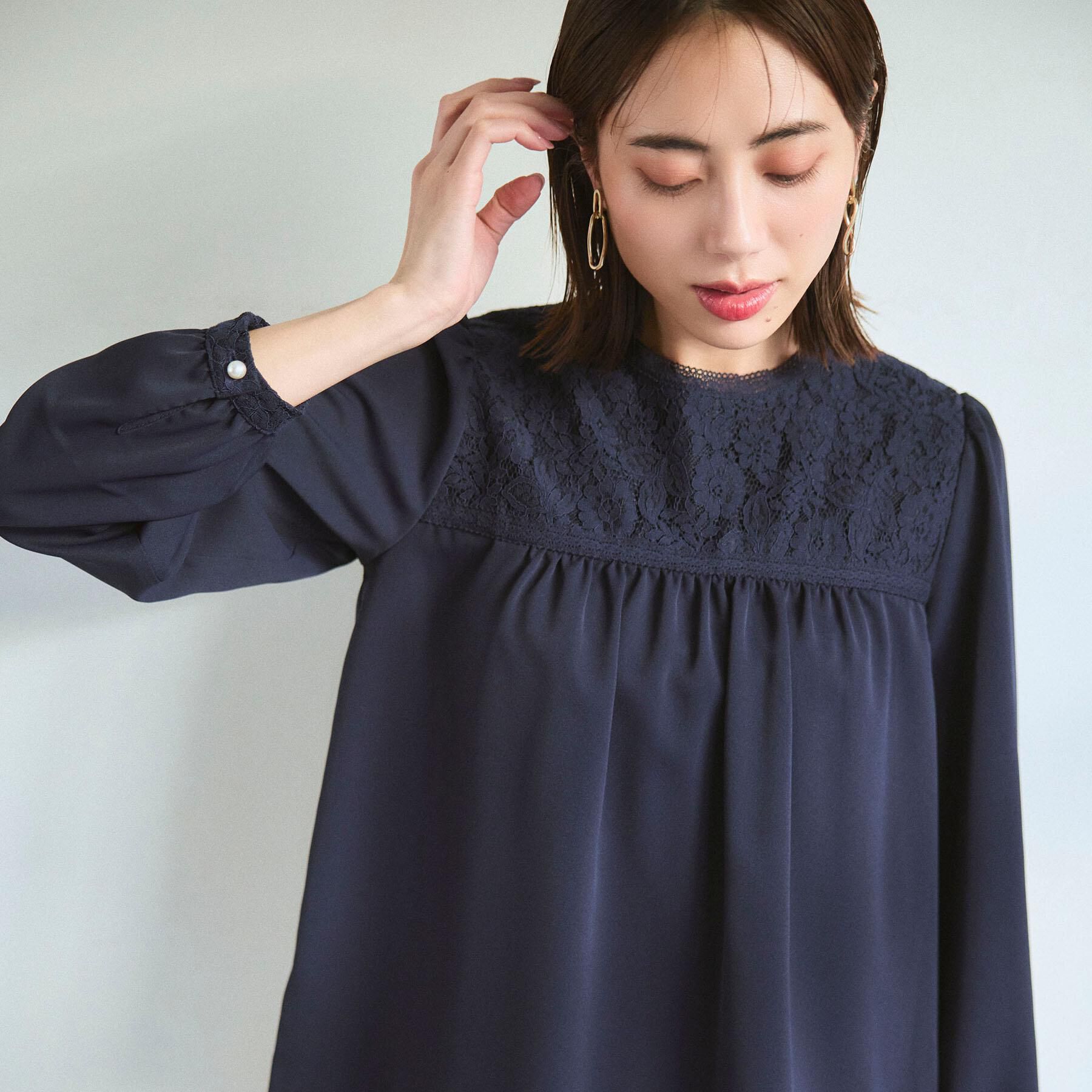 Couture broach「【ハレの日・通勤】レースドッキング ブラウス」|シャツ・ブラウス|ネイビー(094)