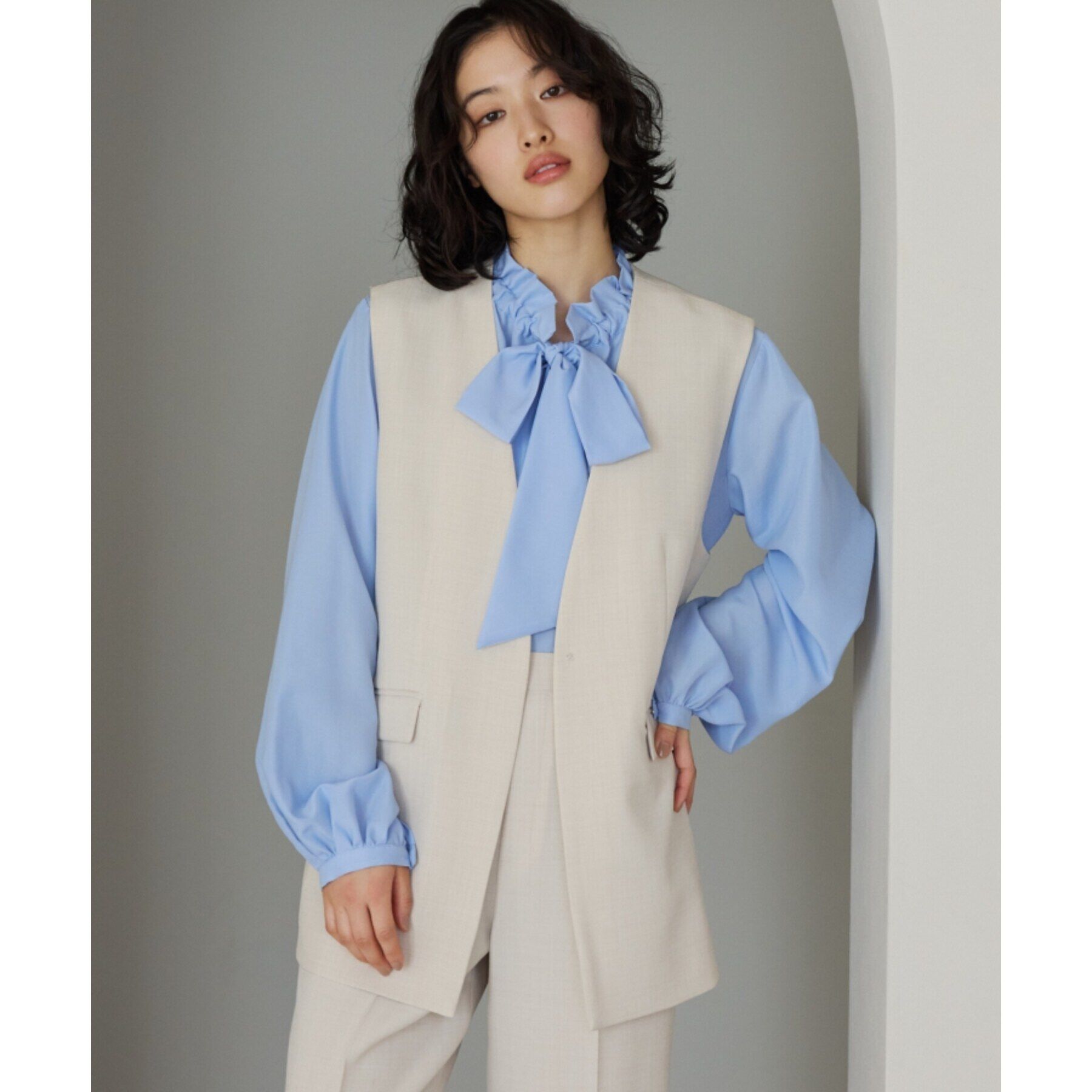 THE SHOP TK「【ONOFF活躍/セレモニー/通勤】ギャザーリボンタイブラウス/洗える」|シャツ・ブラウス|