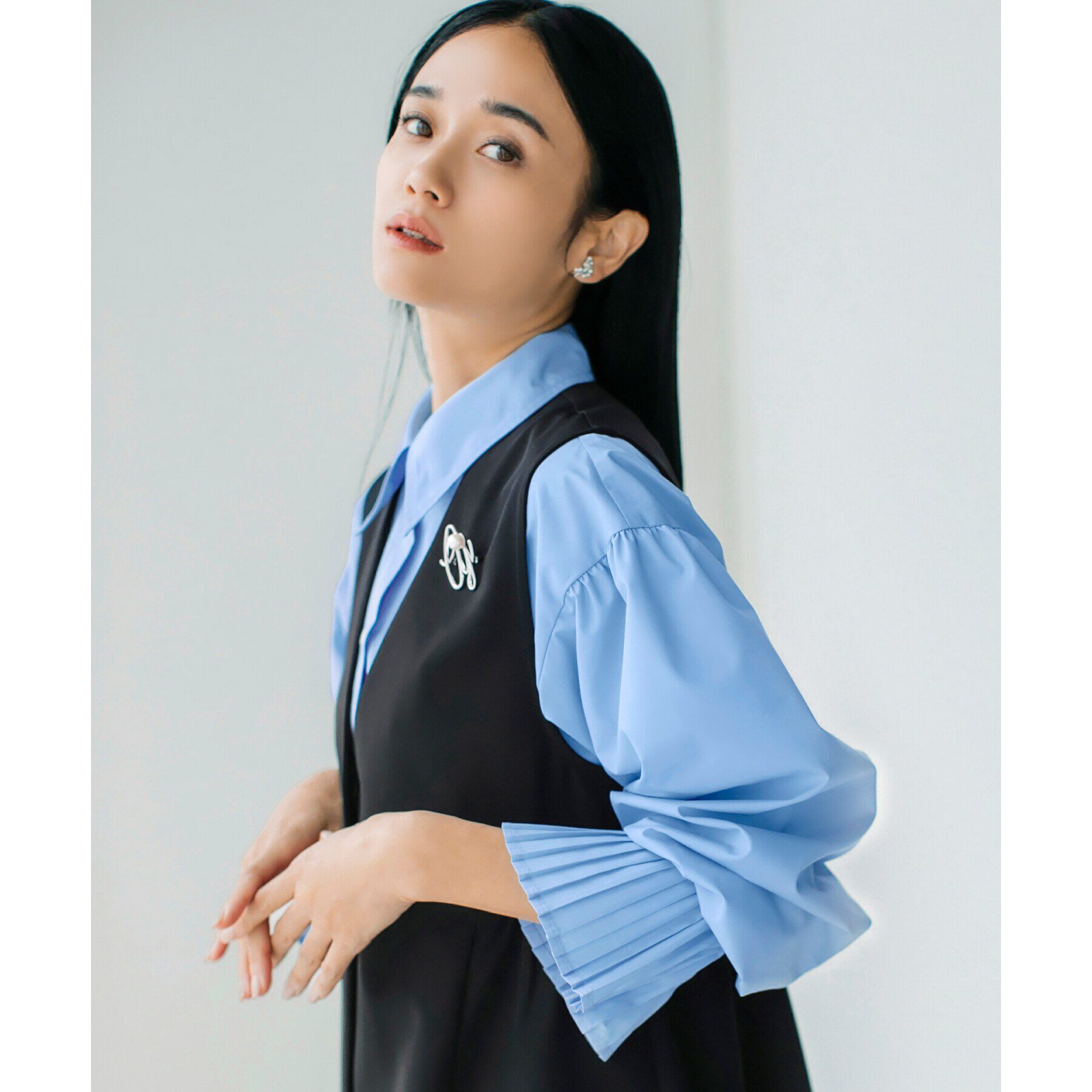 THE SHOP TK「【ONOFF活躍/セレモニー/通勤】袖プリーツバックシャーリングシャツ/洗える」|シャツ・ブラウス|