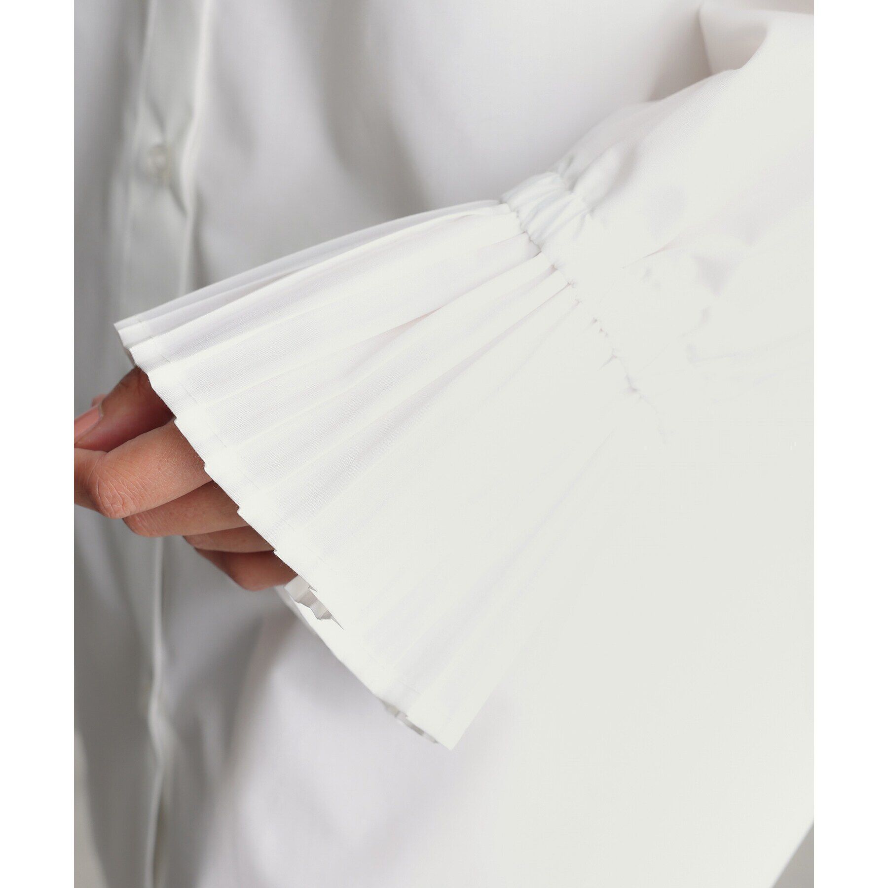 THE SHOP TK「【ONOFF活躍/セレモニー/通勤】袖プリーツバックシャーリングシャツ/洗える」|シャツ・ブラウス|