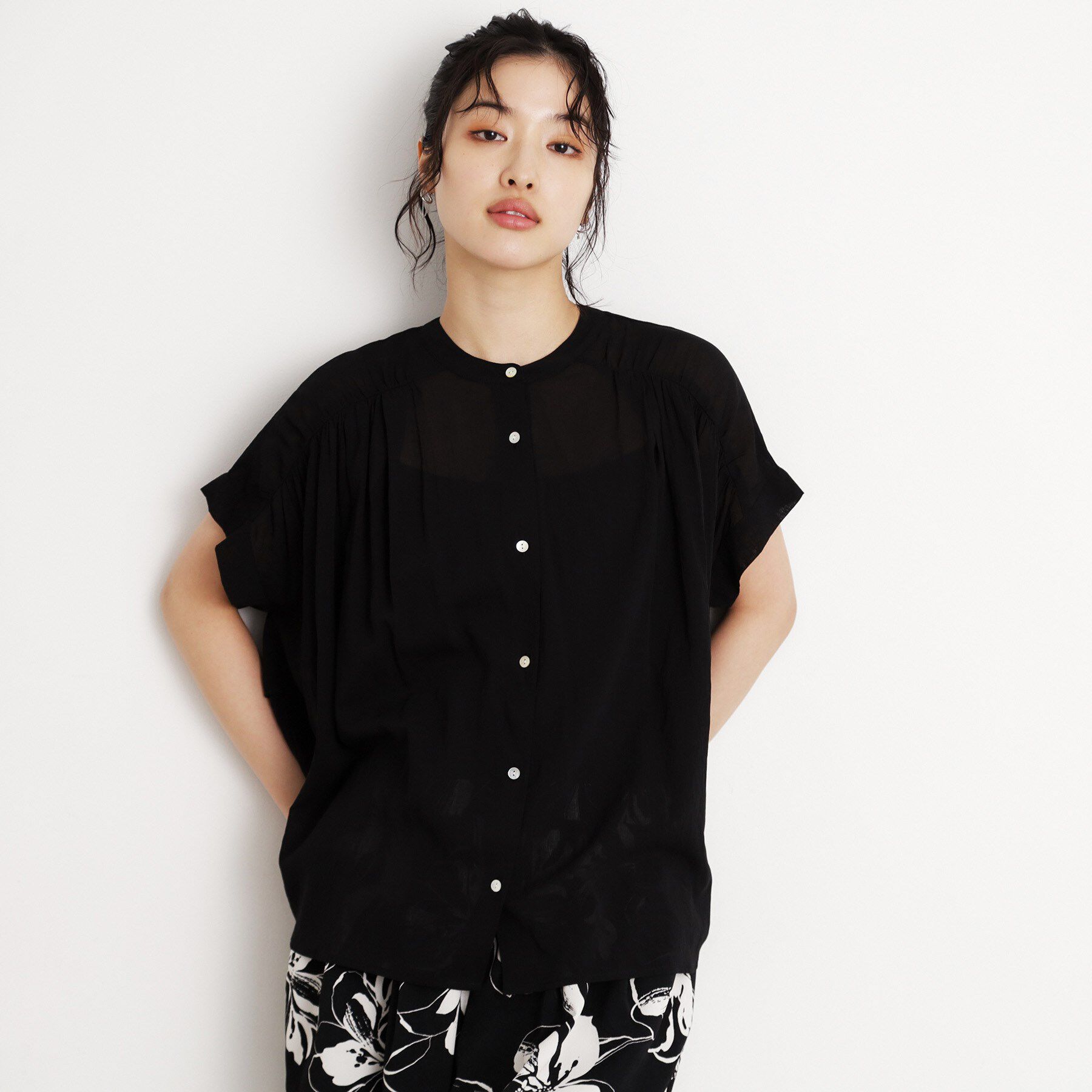 THE SHOP TK「麻調シアーフリルギャザーブラウス【洗える】」|シャツ・ブラウス|ブラック(019)