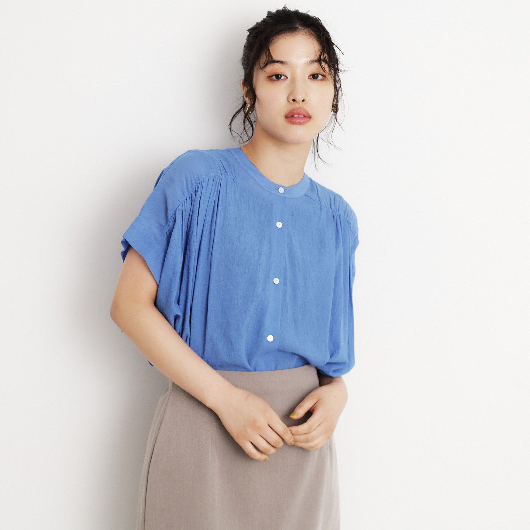 THE SHOP TK「麻調シアーフリルギャザーブラウス【洗える】」|シャツ・ブラウス|ブルー(092)