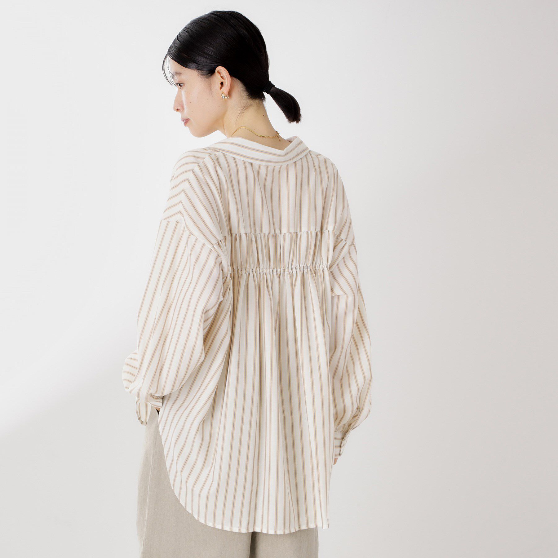 THE SHOP TK「【後ろ姿もサマになる】ストライプ バックシャーリングシャツ/体型カバー/洗える」|シャツ・ブラウス|
