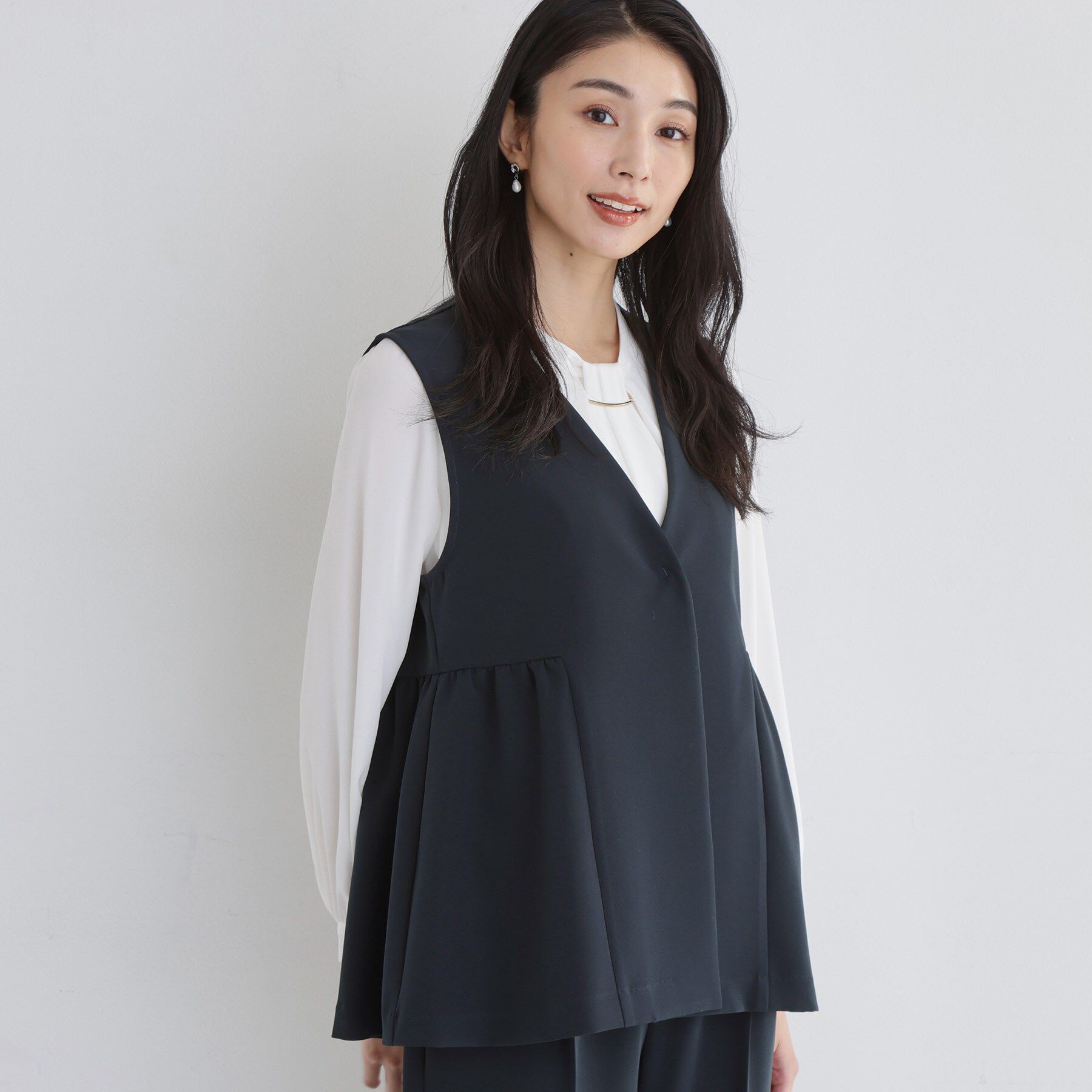 THE SHOP TK「【通勤・きちんと見えに】ダブルクロス ペプラムジレ/セットアップ可」|ベスト・ジレ|ネイビー(094)