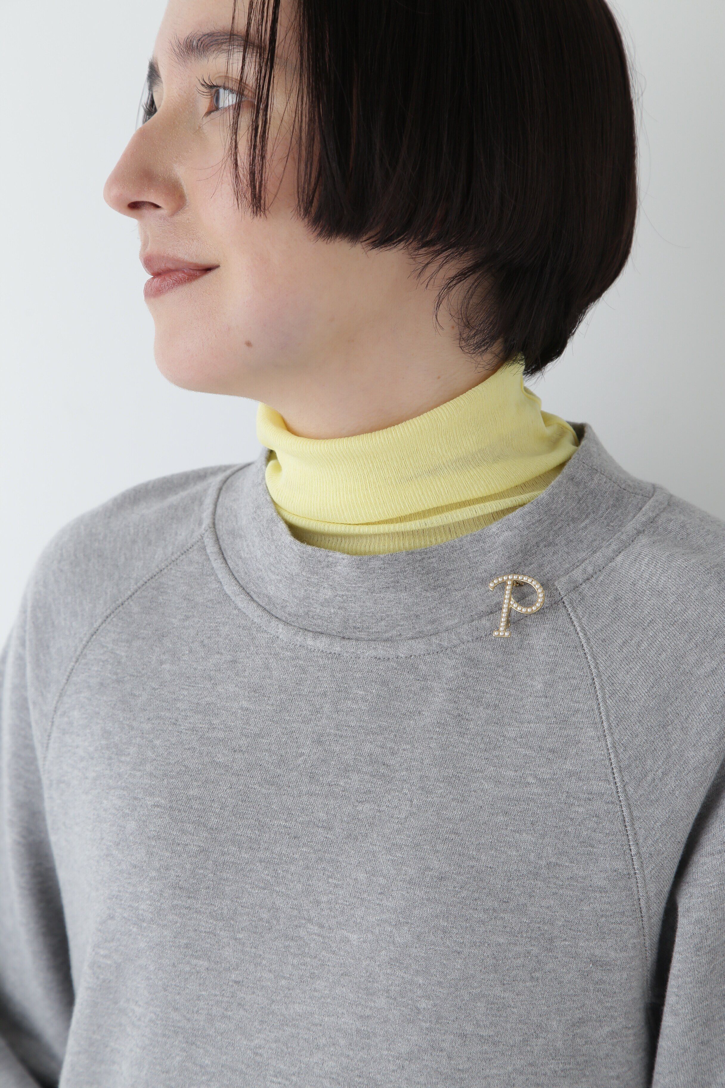  「イニシャルパール調ブローチ」|その他|ゴールド