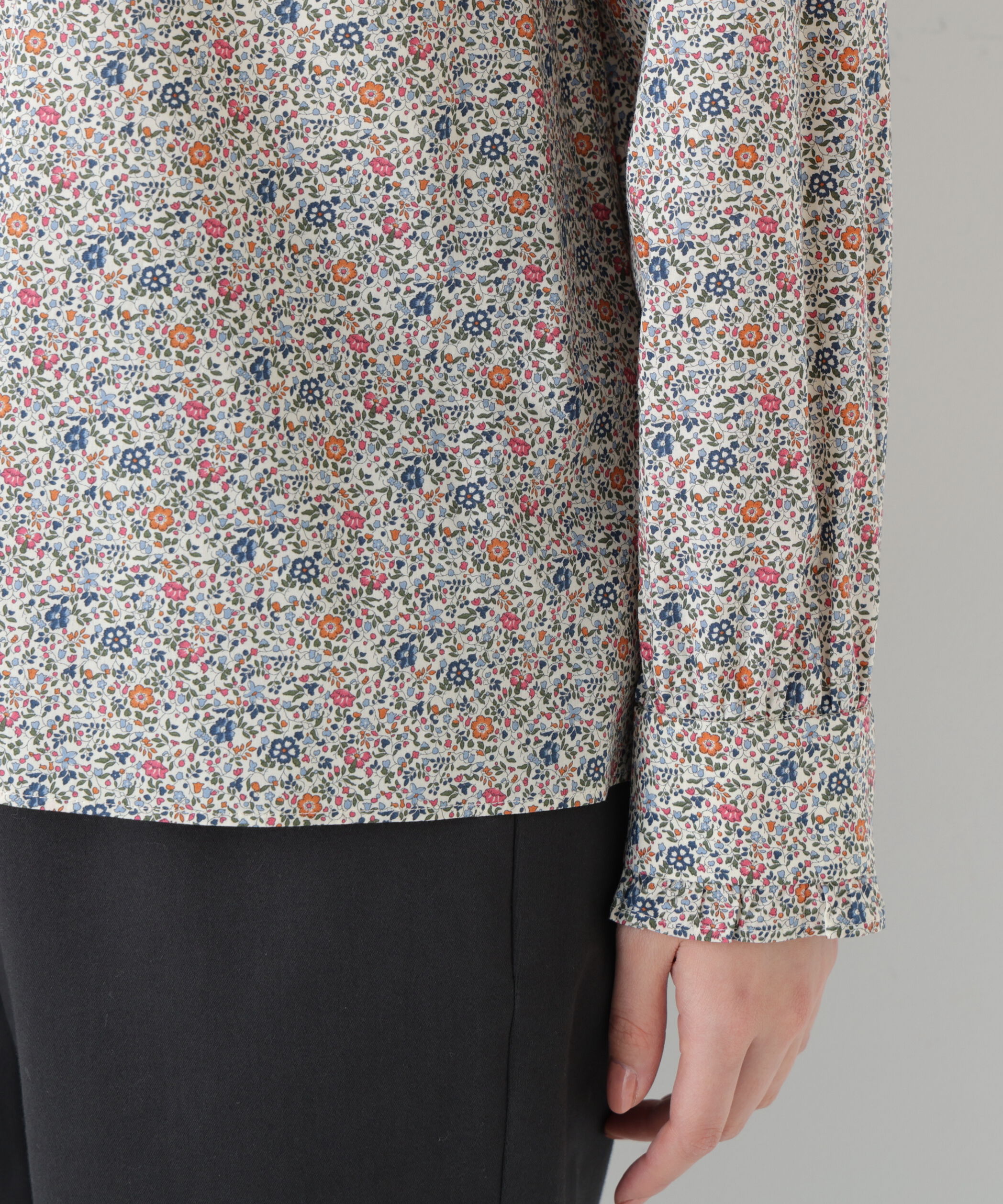  「《ウォッシャブル》リバティ小花柄プリント スタンドフリルブラウス」|シャツ・ブラウス|