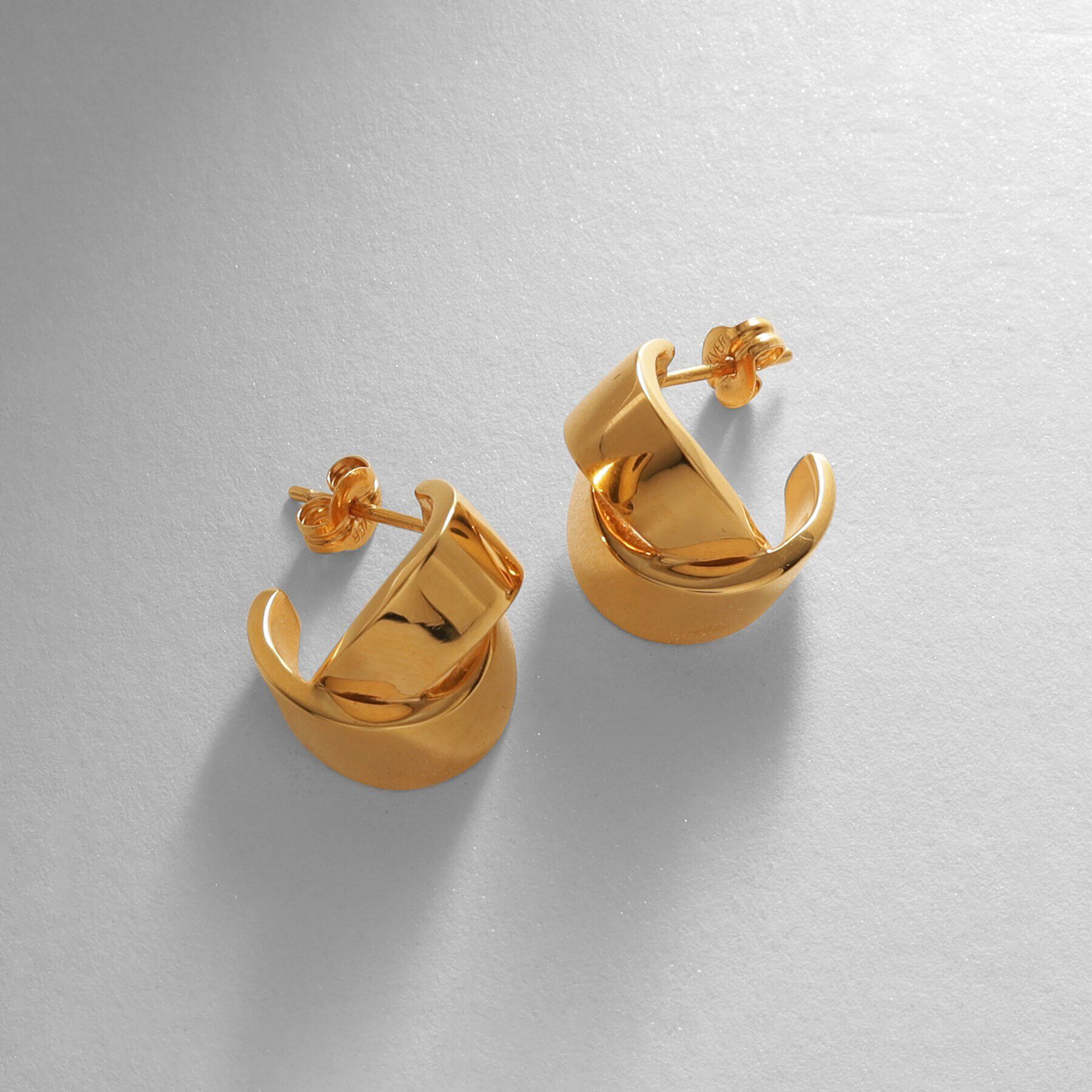 COCOSHNIK ONKITSCH「シルバー フォールディングピアス オーバーラップ GP」|ピアス|ｺﾞｰﾙﾄﾞ(600)