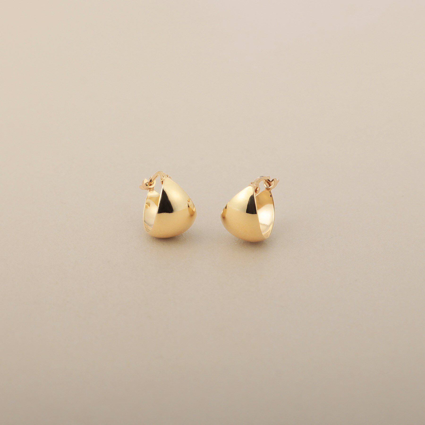 COCOSHNIK「K10月甲 フープピアス 小」|ピアス|イエローゴールド(1