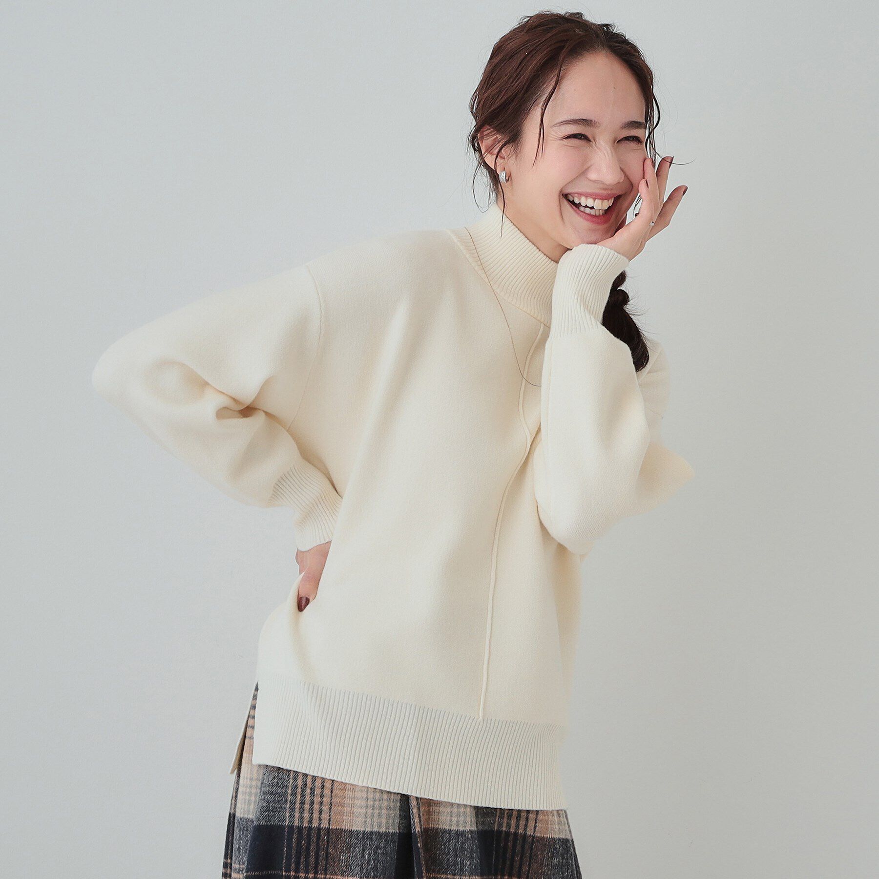 SHOO･LA･RUE「【洗える/ちくちくしにくい/静電気軽減】スウェットライク ハイネックニット」|ニット・セーター|アイボリー(004)