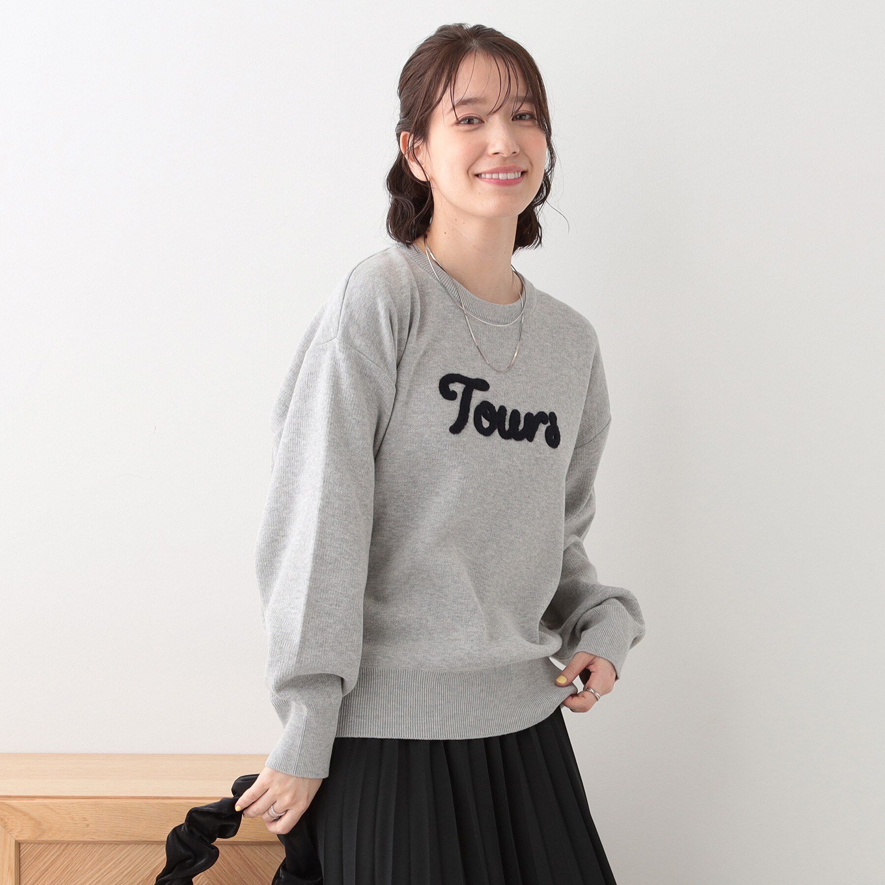 SHOO･LA･RUE「【洗える/S-LL/ちくちくしにくい】大人のための ロゴ入りスウェットライクニット」|ニット・セーター|