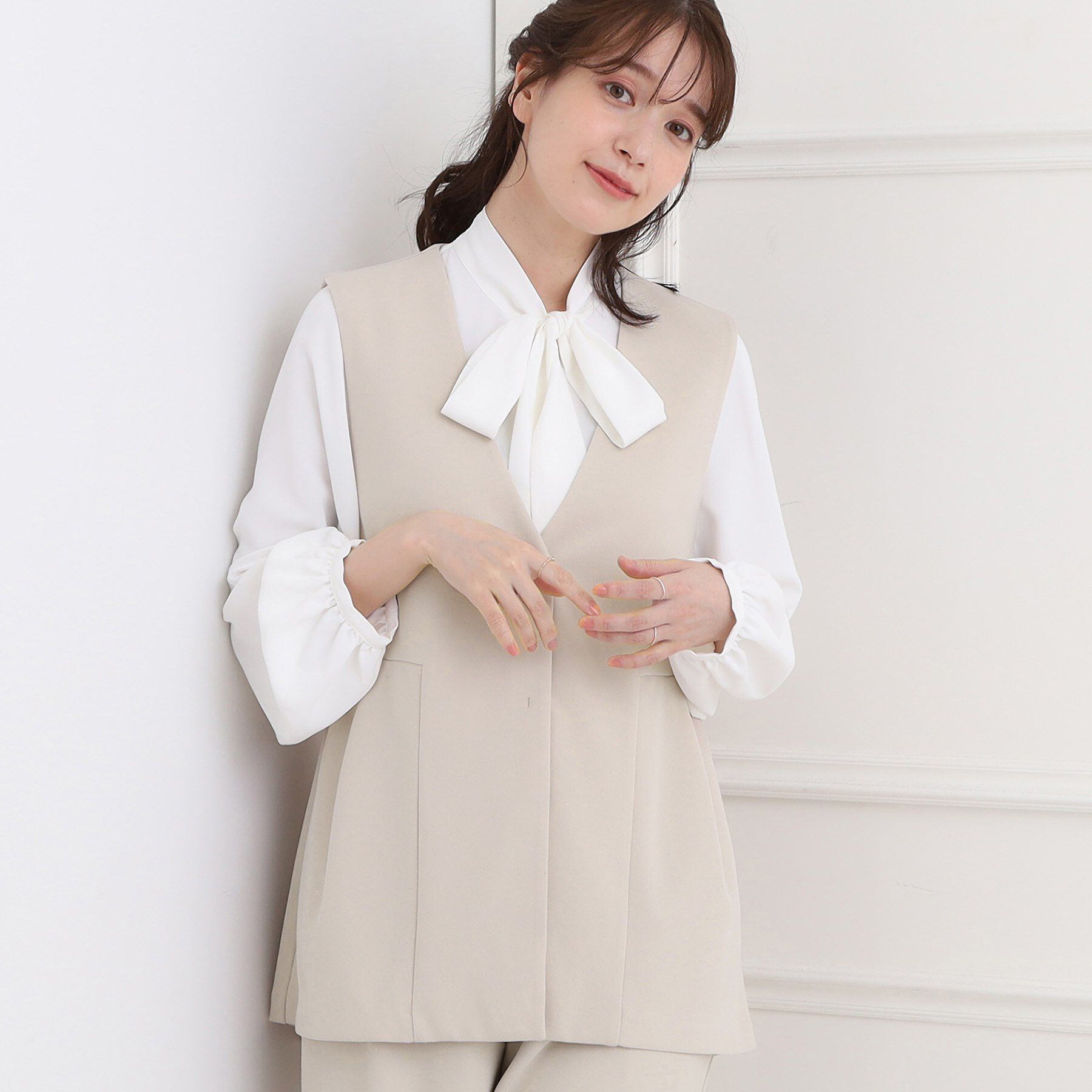 SHOO･LA･RUE「【洗濯機可/セットアップ可/S-3L】きちんと楽に。カットジョーゼット ペプラムジレ」|ベスト・ジレ|グレージュ(050)