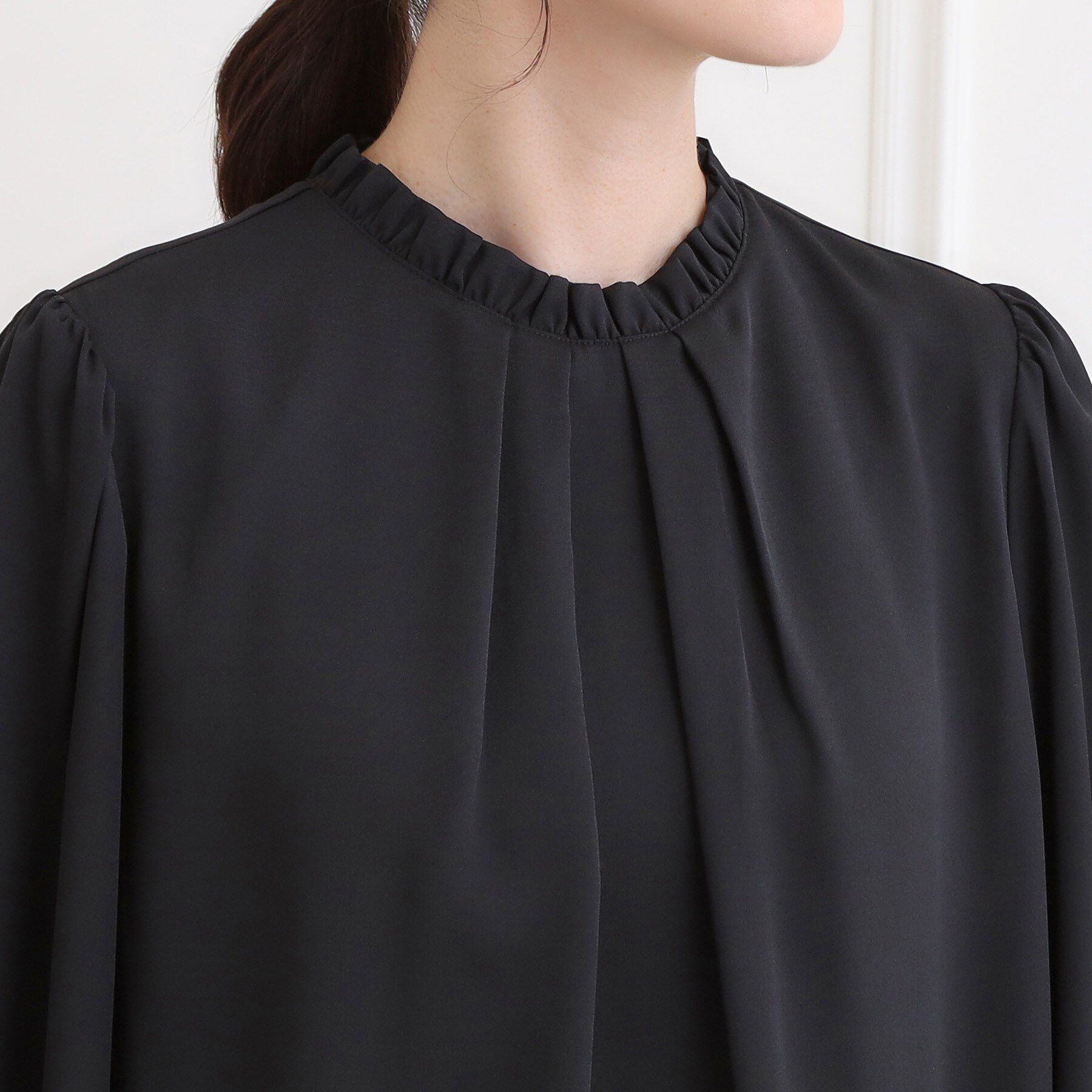 SHOO･LA･RUE「【洗濯機可/裏地つき】プチフリルで上品に クルーネックブラウス」|シャツ・ブラウス|