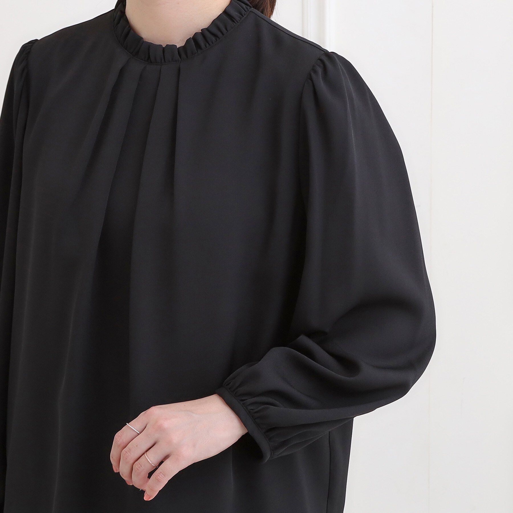 SHOO･LA･RUE「【洗濯機可/裏地つき】プチフリルで上品に クルーネックブラウス」|シャツ・ブラウス|