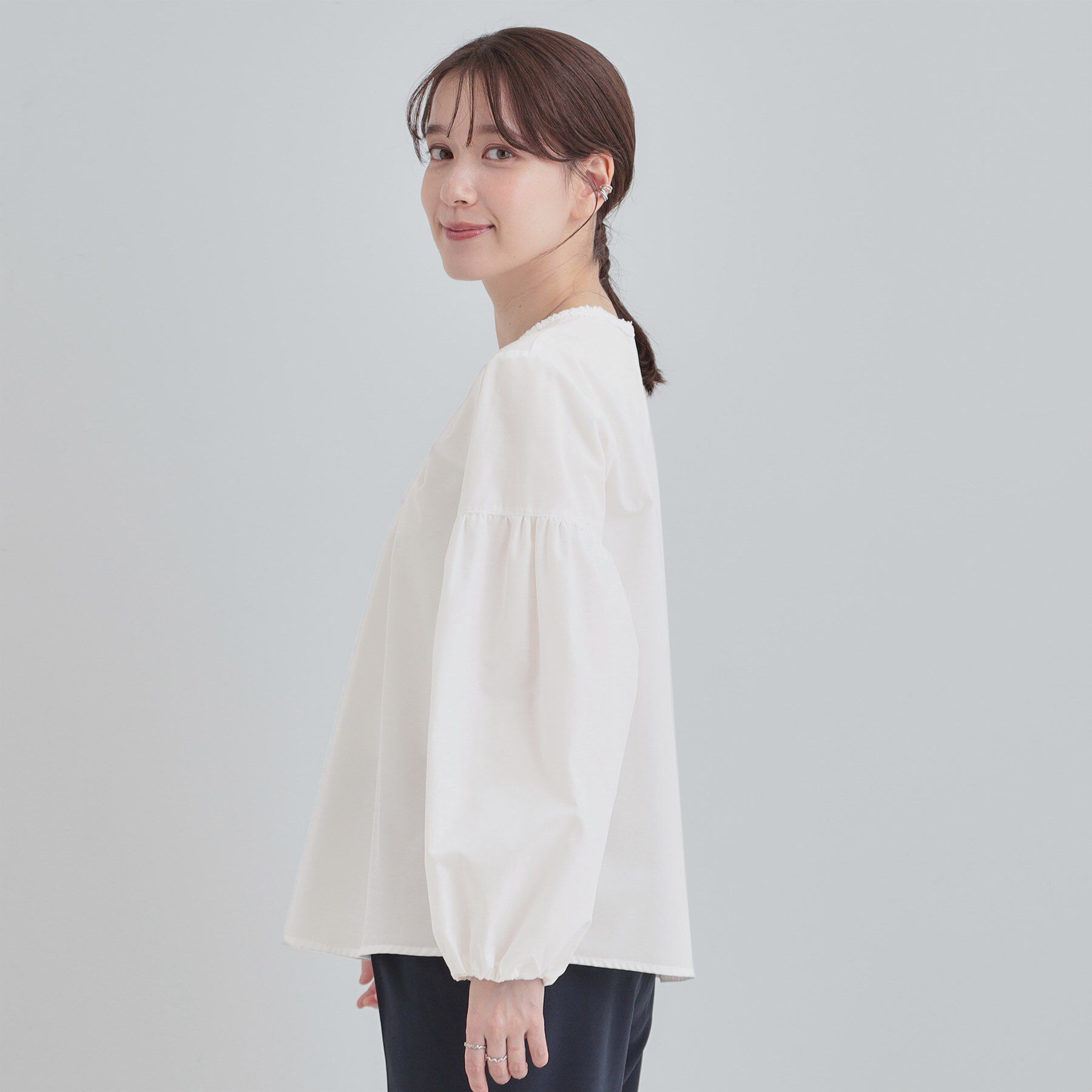 SHOO･LA･RUE「【洗濯機可/S-LL】ふんわりとしたお袖が愛らしい ジレスタイルに合うブラウス」|シャツ・ブラウス|