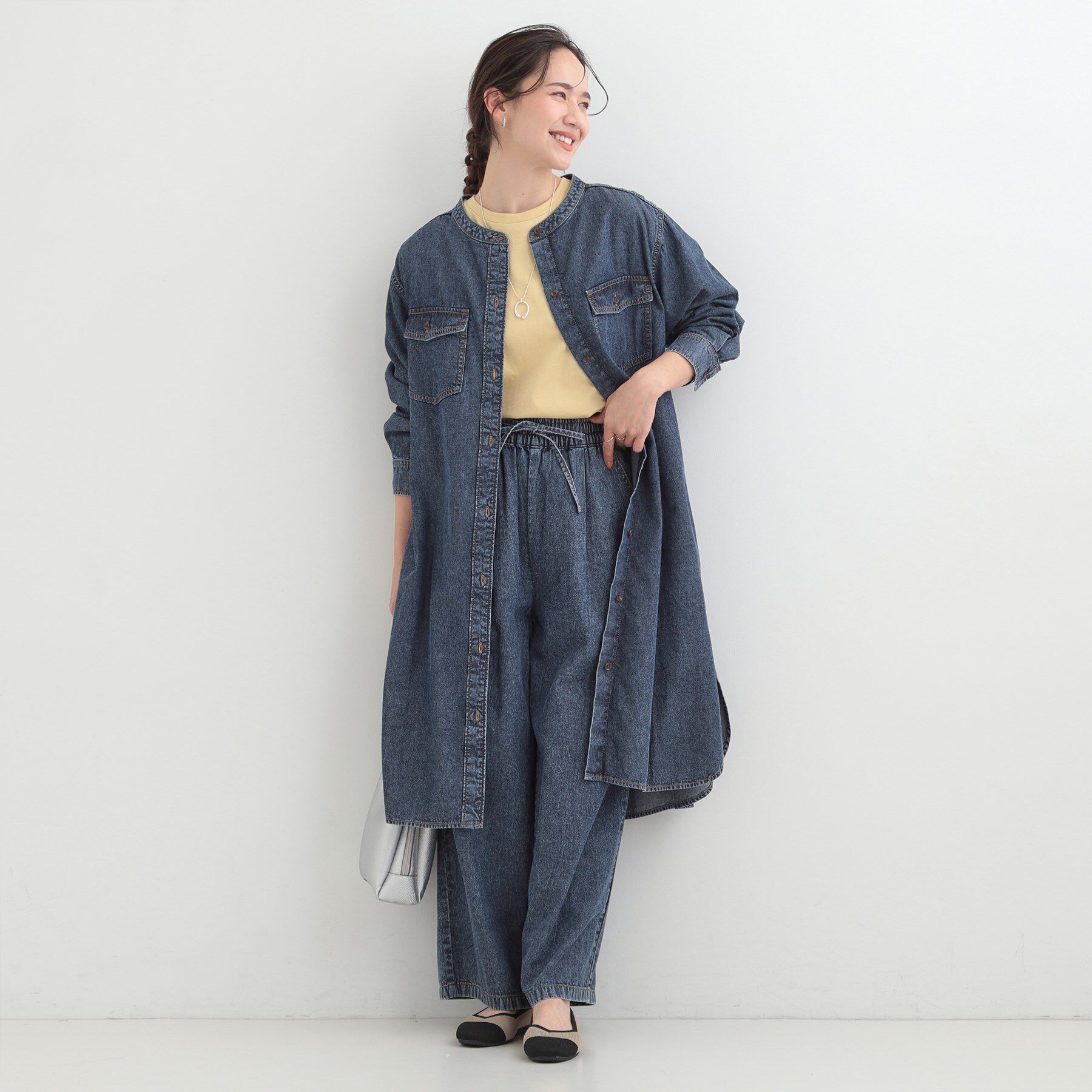 SHOO･LA･RUE「【ライトオンスデニム/S-LL】体型カバーにも 首元すっきり ロングデニムシャツワンピース」|ワンピース|