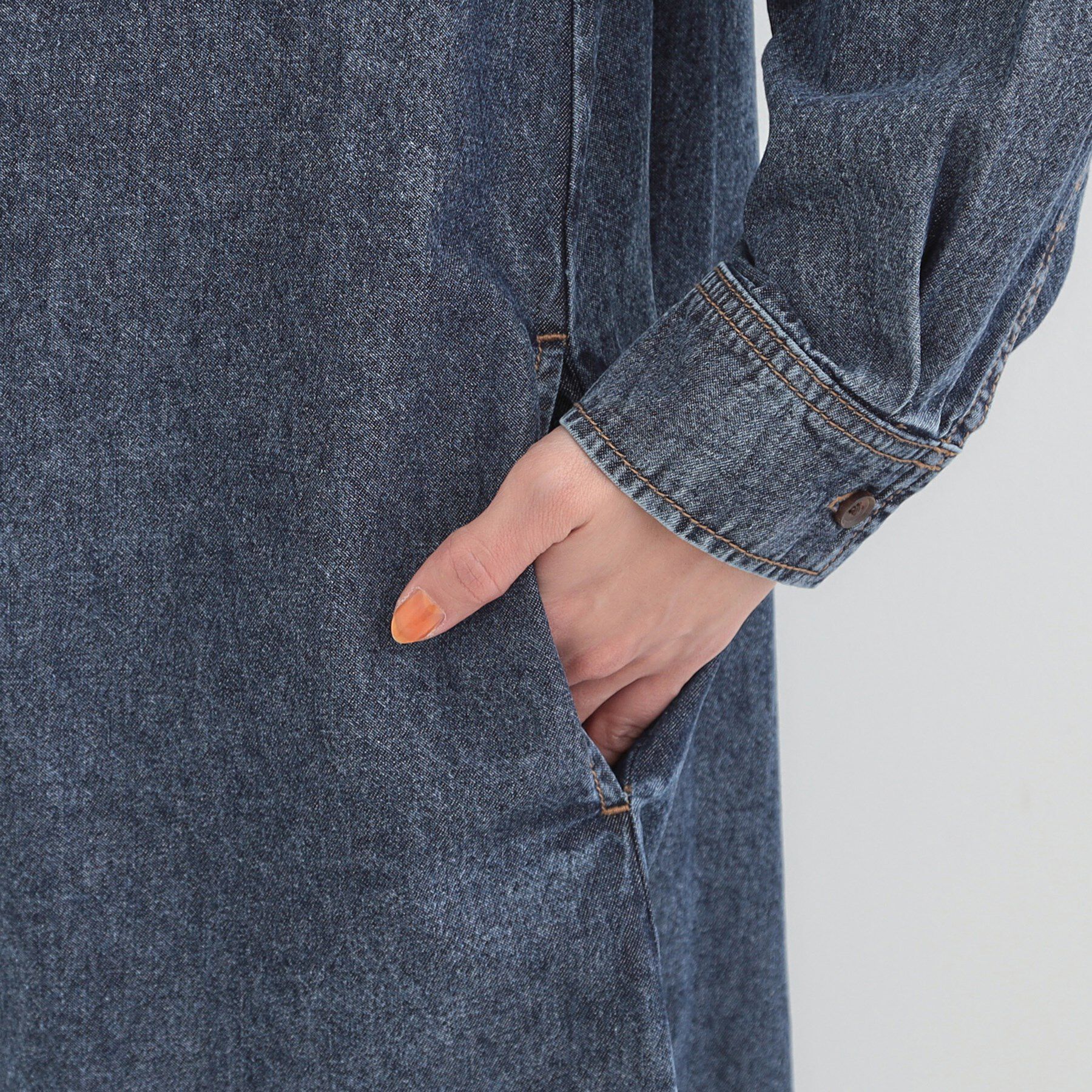 SHOO･LA･RUE「【ライトオンスデニム/S-LL】体型カバーにも 首元すっきり ロングデニムシャツワンピース」|ワンピース|