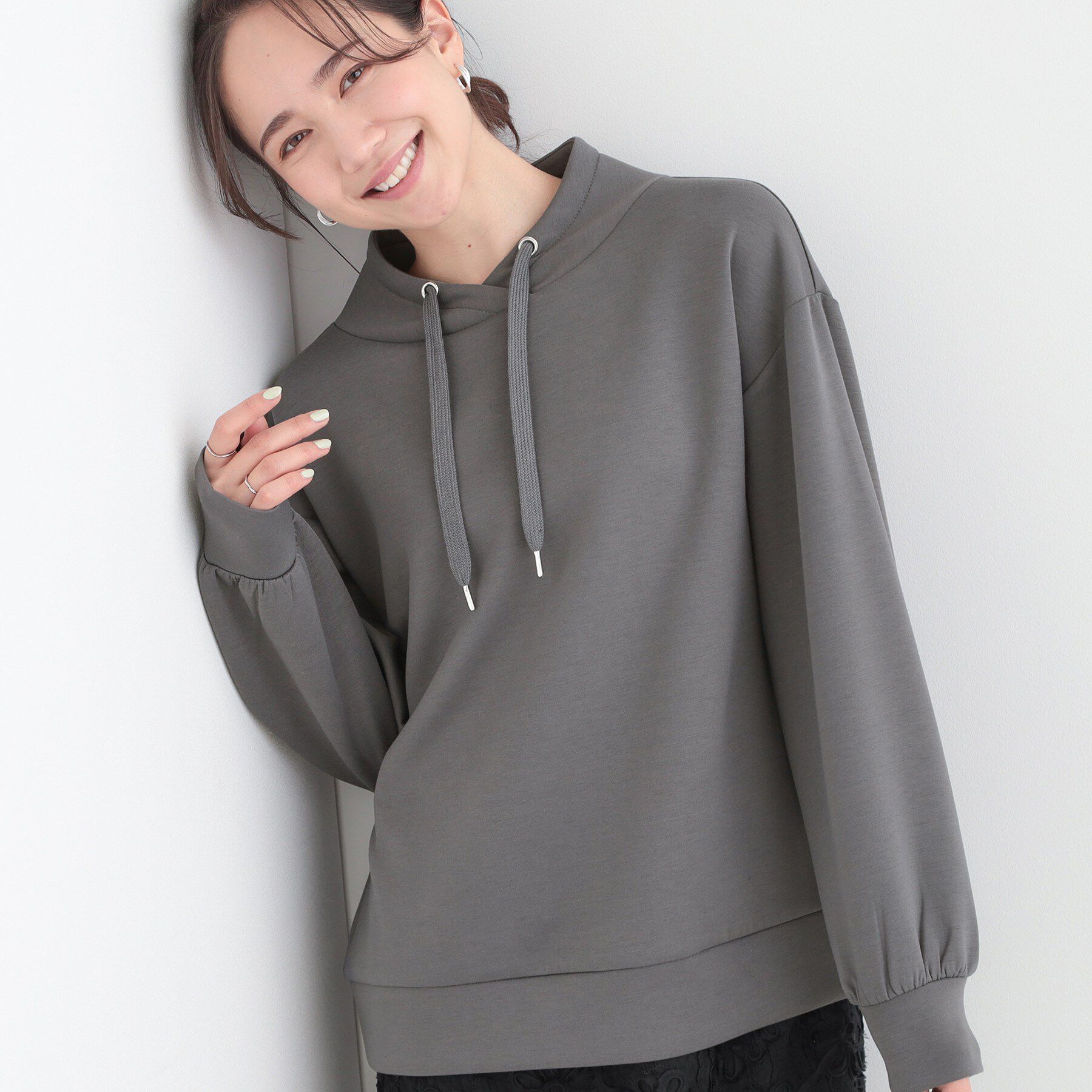 SHOO･LA･RUE「もちさらなめらかタッチ 大人が楽を叶える、パーカ風トップス」|Tシャツ・カットソー|チャコールグレー(0