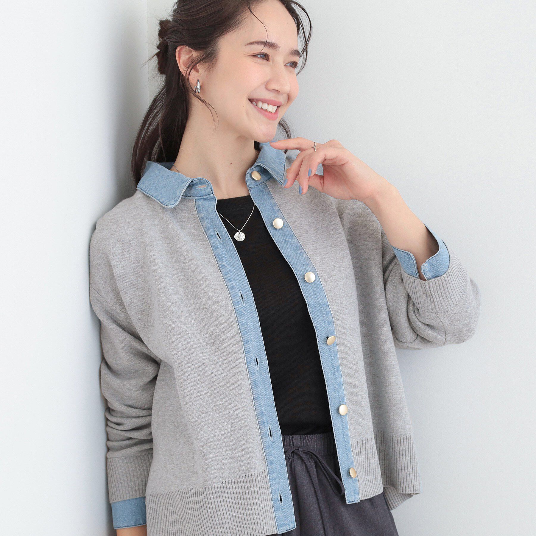 SHOO･LA･RUE「デニム切替でこなれ顔 金ボタン ニットカーディガン」|カーディガン|ライトグレー(011
