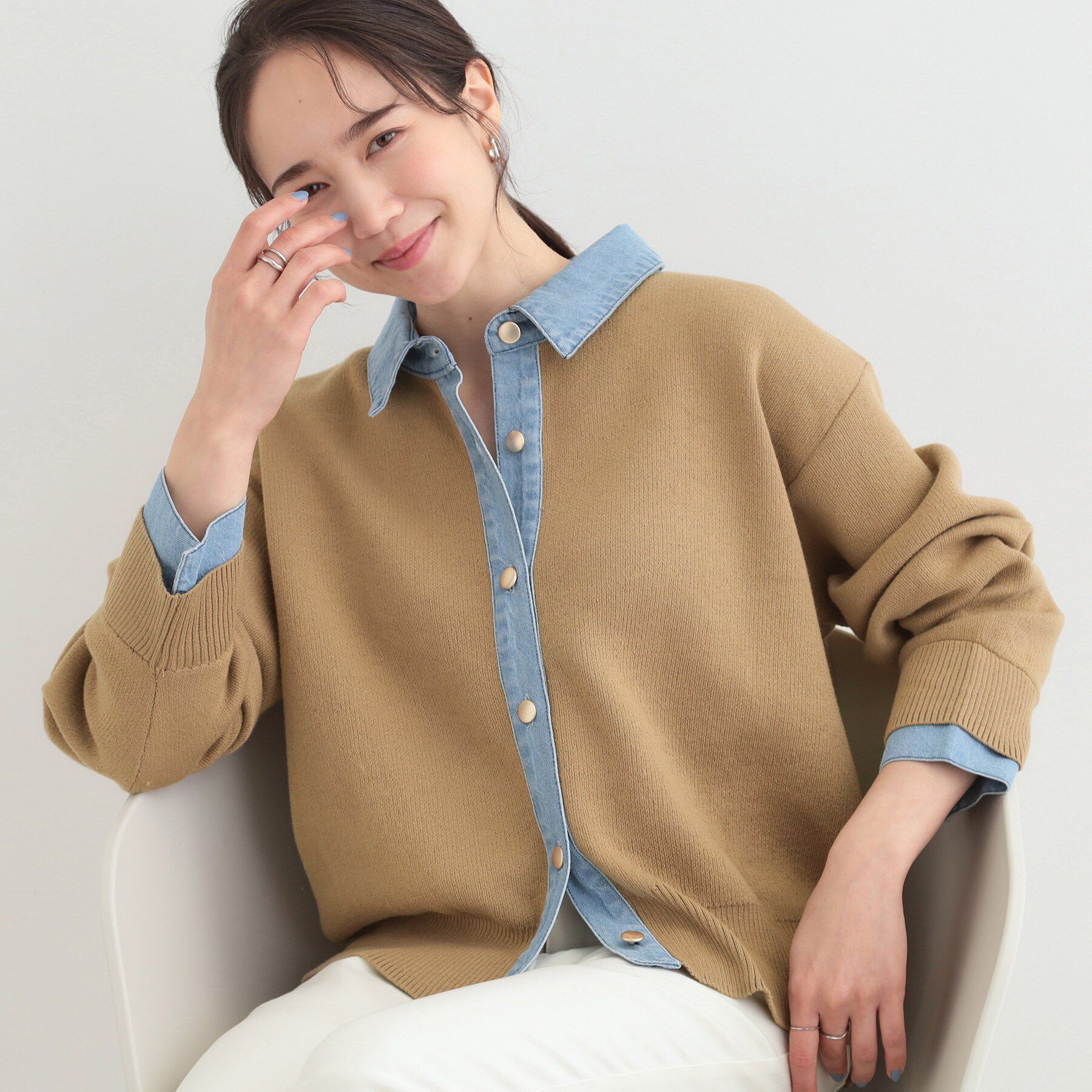 SHOO･LA･RUE「デニム切替でこなれ顔 金ボタン ニットカーディガン」|カーディガン|ベージュ(052)
