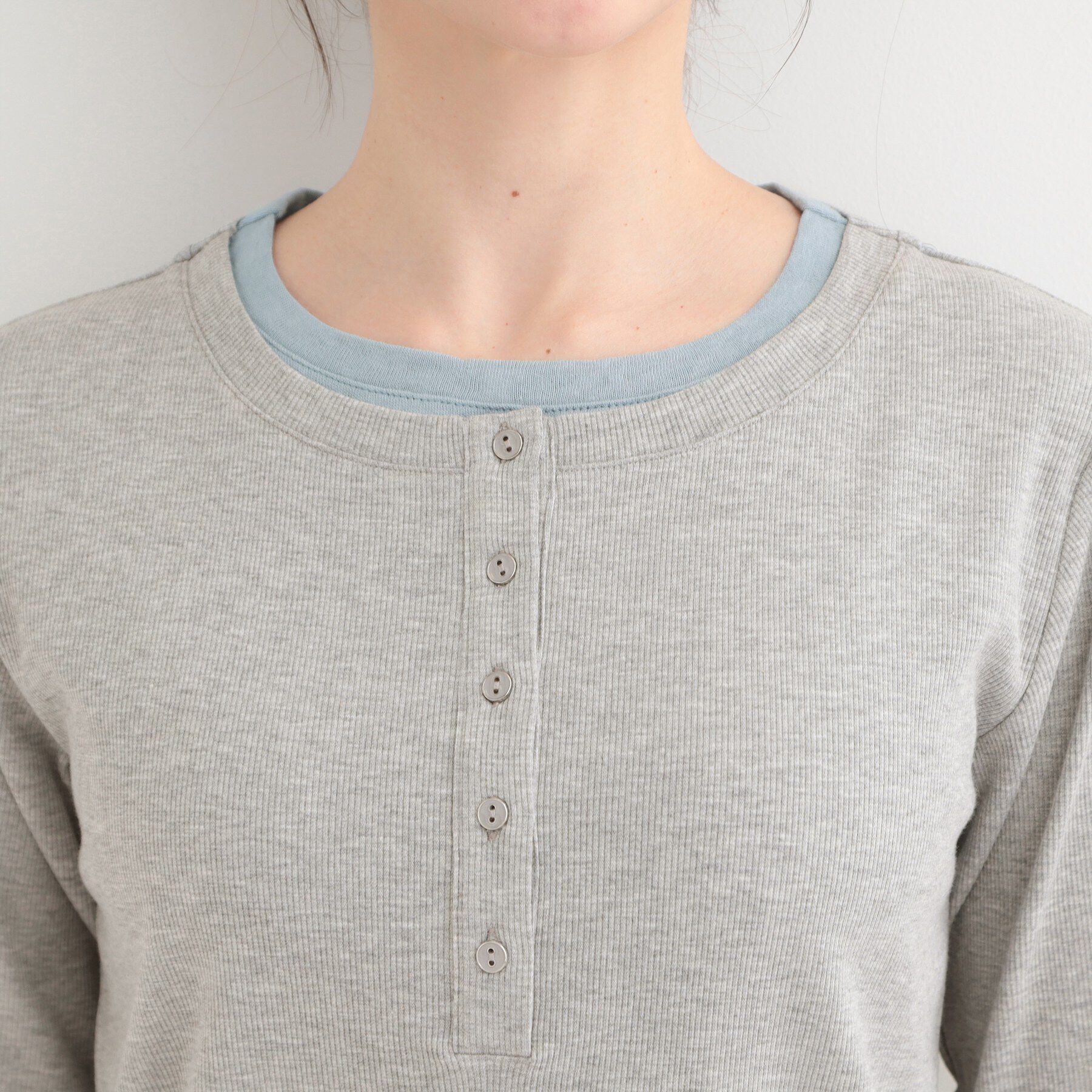 SHOO･LA･RUE「【洗濯機可/S-LL】1枚でサマ見え レイヤード風配色 ヘンリーネックロンT」|Tシャツ・カットソー|