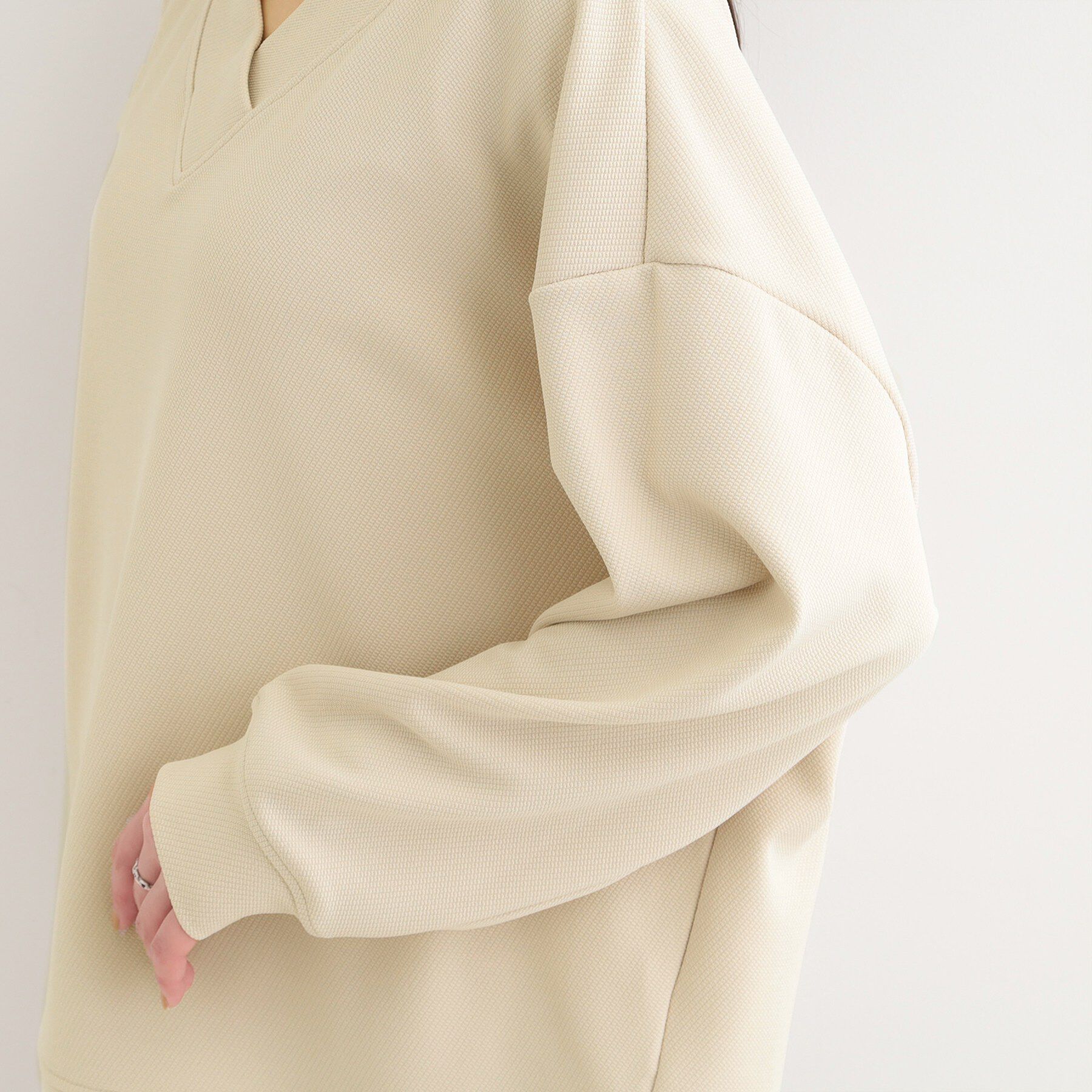 SHOO･LA･RUE「【洗濯機可】インせずすっきり見え　優しい雰囲気のVネックトップス」|Tシャツ・カットソー|