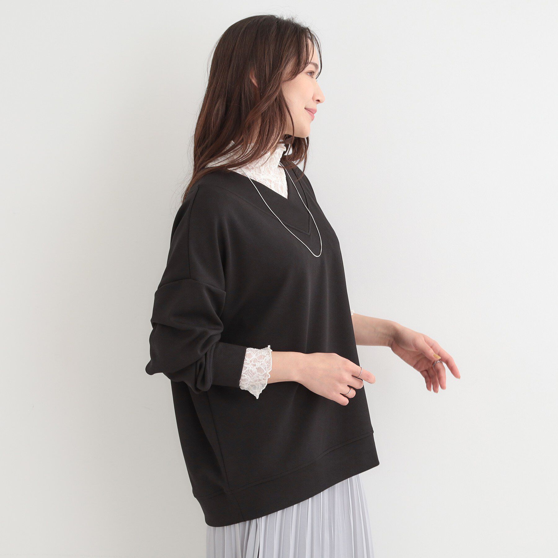 SHOO･LA･RUE「【洗濯機可】インせずすっきり見え　優しい雰囲気のVネックトップス」|Tシャツ・カットソー|