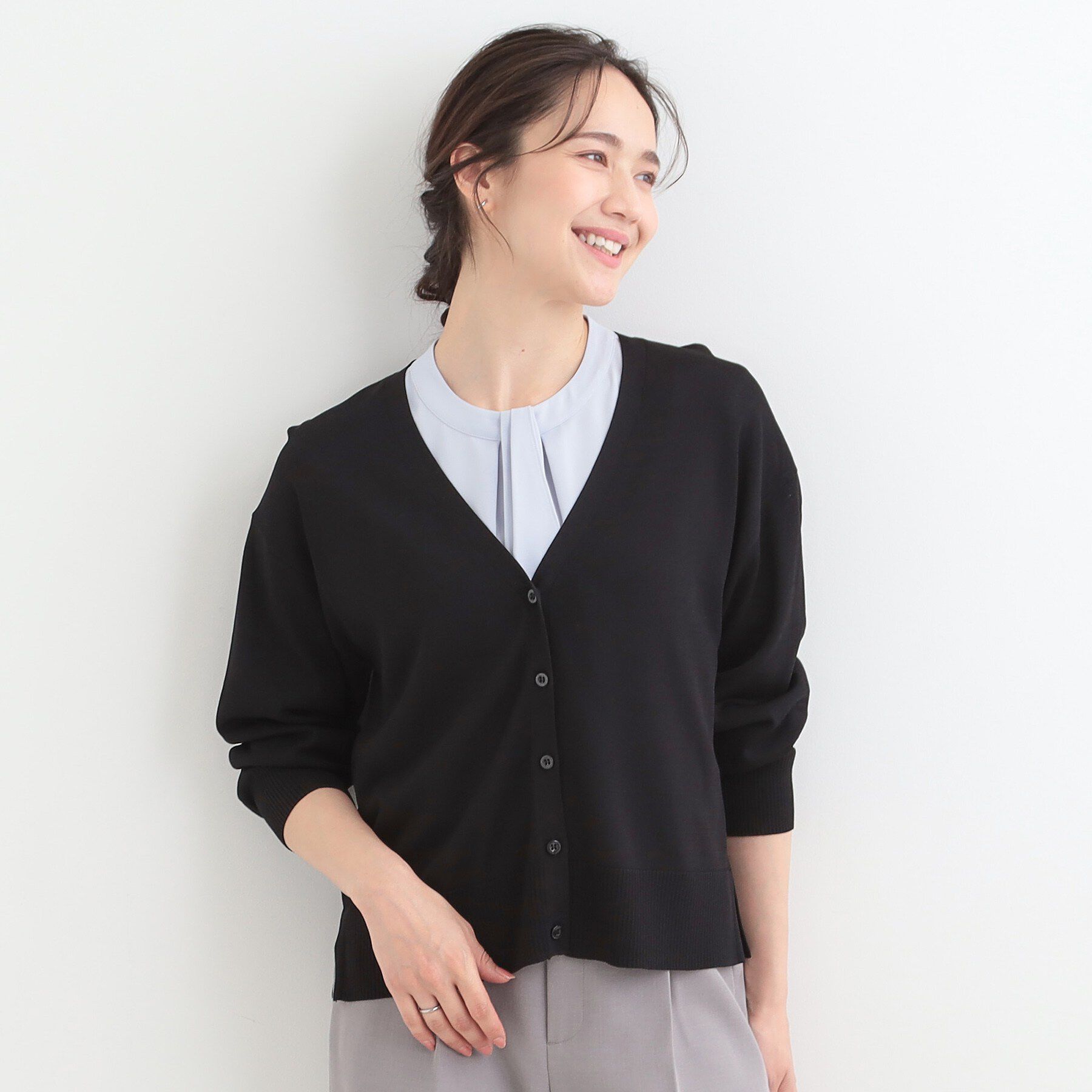 SHOO･LA･RUE「【洗濯機可/ひんやり/UV】さらっとしたタッチが心地よい ショート丈Vカーディガン」|カーディガン|