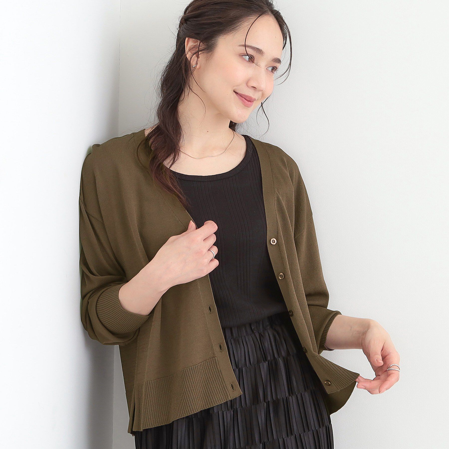 SHOO･LA･RUE「【洗濯機可/ひんやり/UV】さらっとしたタッチが心地よい ショート丈Vカーディガン」|カーディガン|ブラウン(043)