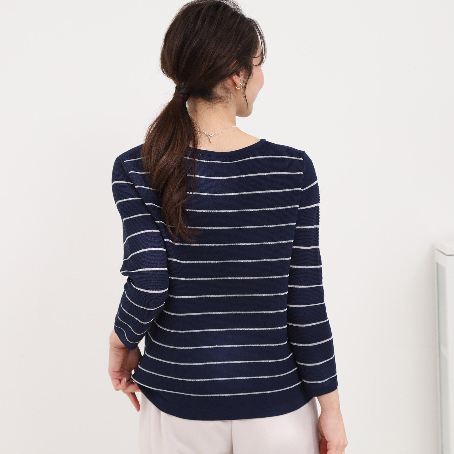 SHOO･LA･RUE「【洗濯機可/S-LL】デコルテがきれいに見えるVネックラメボーダーニット」|ニット・セーター|