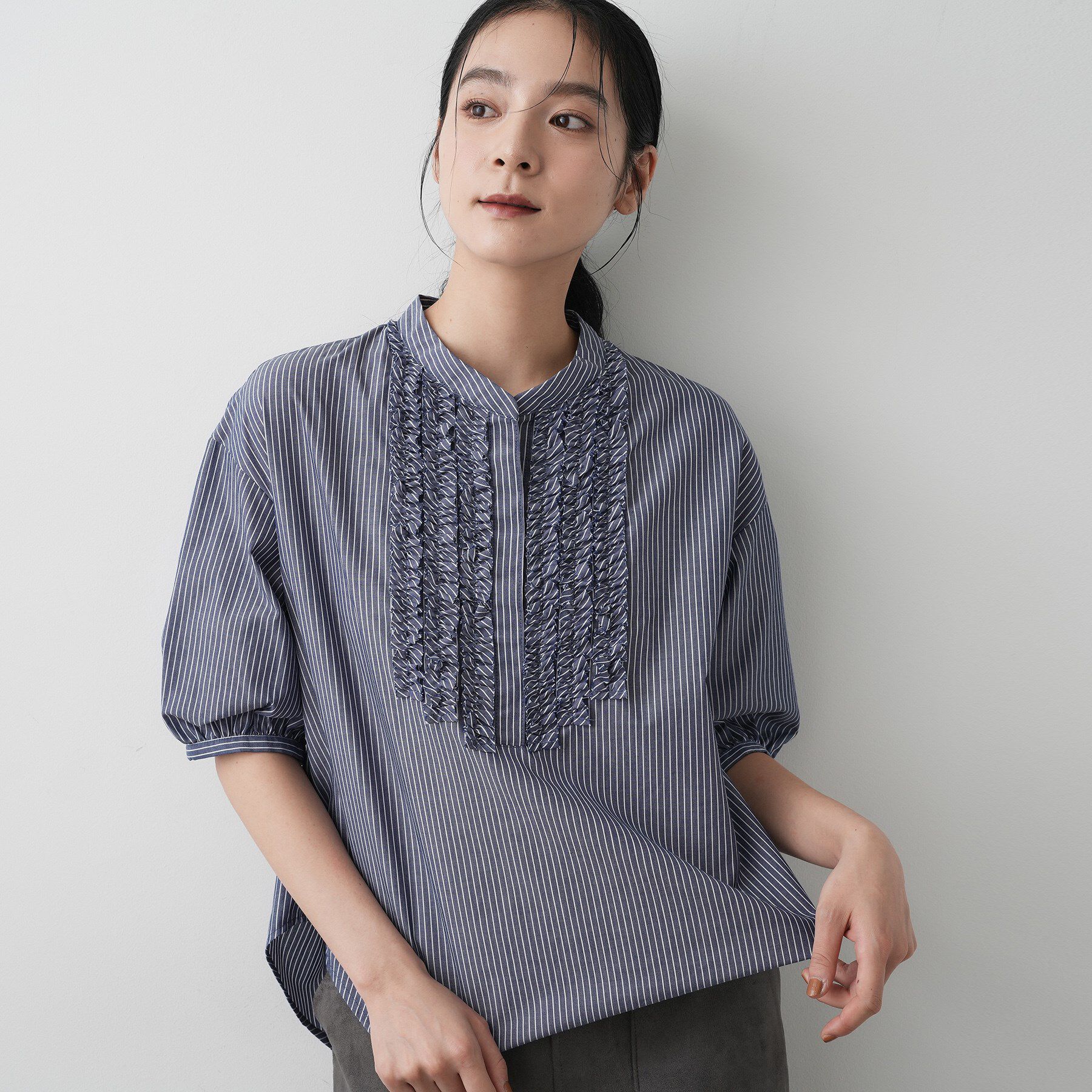 Dessin「【洗える】フリルバンドカラー五分袖ブラウス」|シャツ・ブラウス|ネイビー(394)