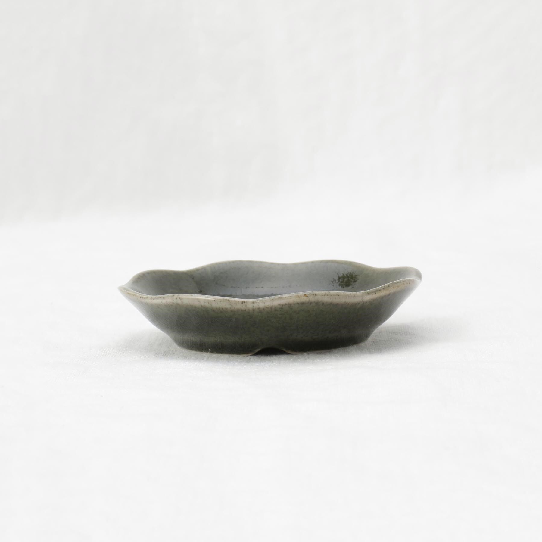 212 KITCHEN STORE「ケイプ 梅形豆皿 オリベグリーン」|食器・キッチングッズ|