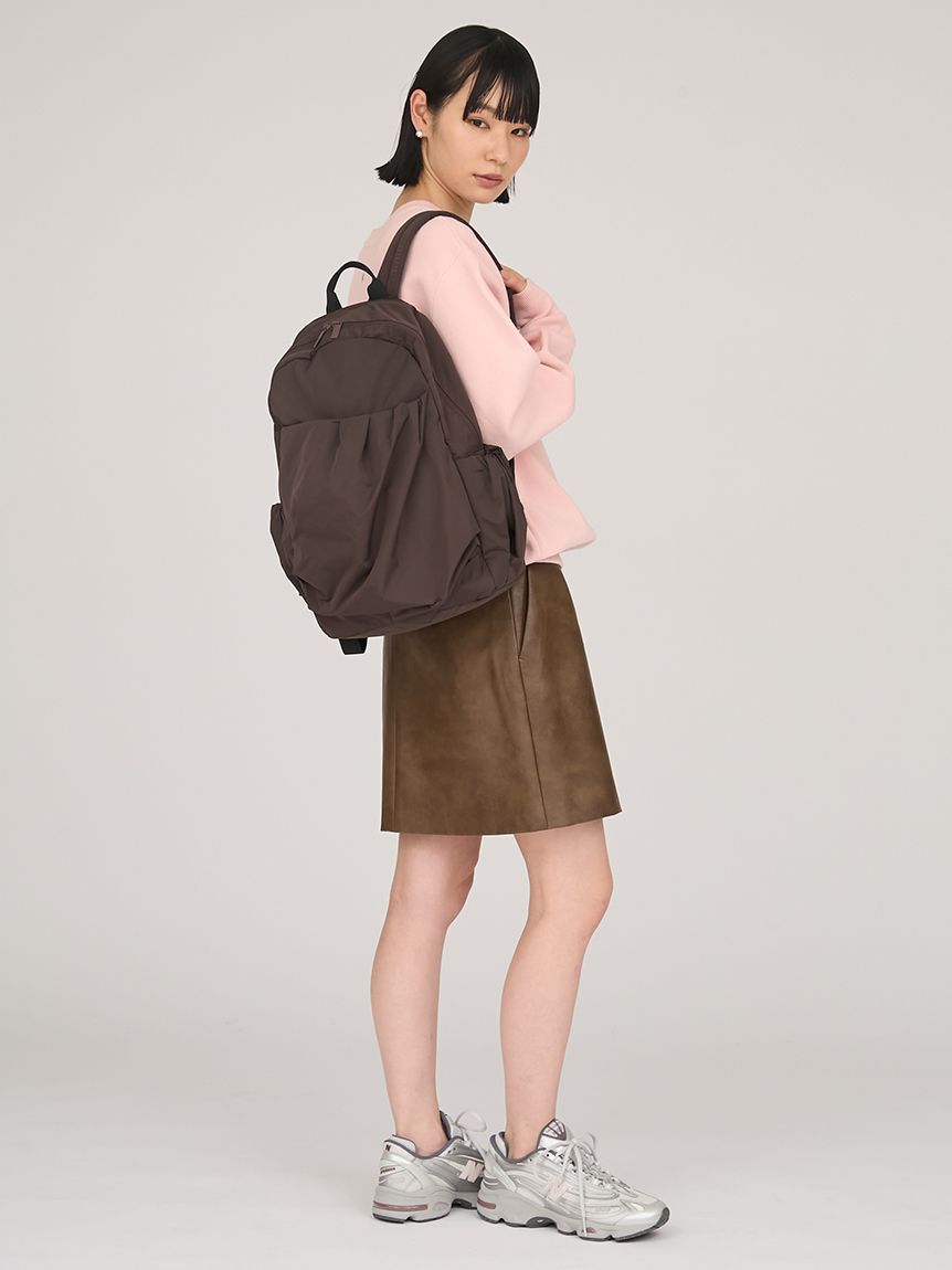 emmi atelier「【ONLINE限定カラー】eco 撥水ギャザーボディーバックパック」|リュック|