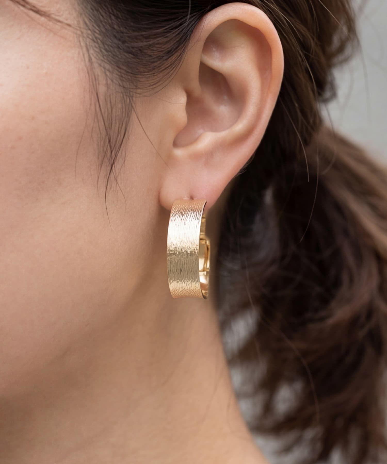 STYLE DELI「テクスチャー平打ちフープピアス」|ピアス|ゴールド