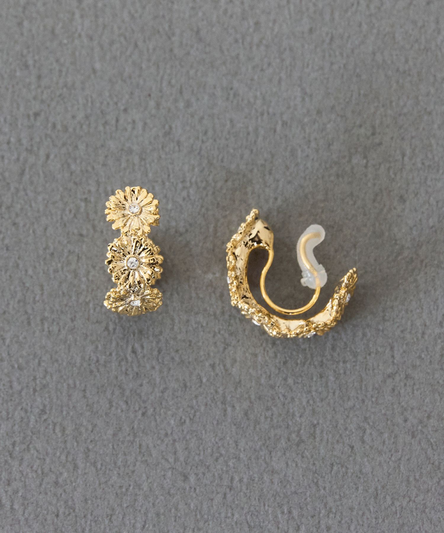 Phoebe「【痛くないシリーズ/金属アレルギー対応】マーガレットフラワーフープライトフィットイヤリング　ゴールド」|イヤリング|