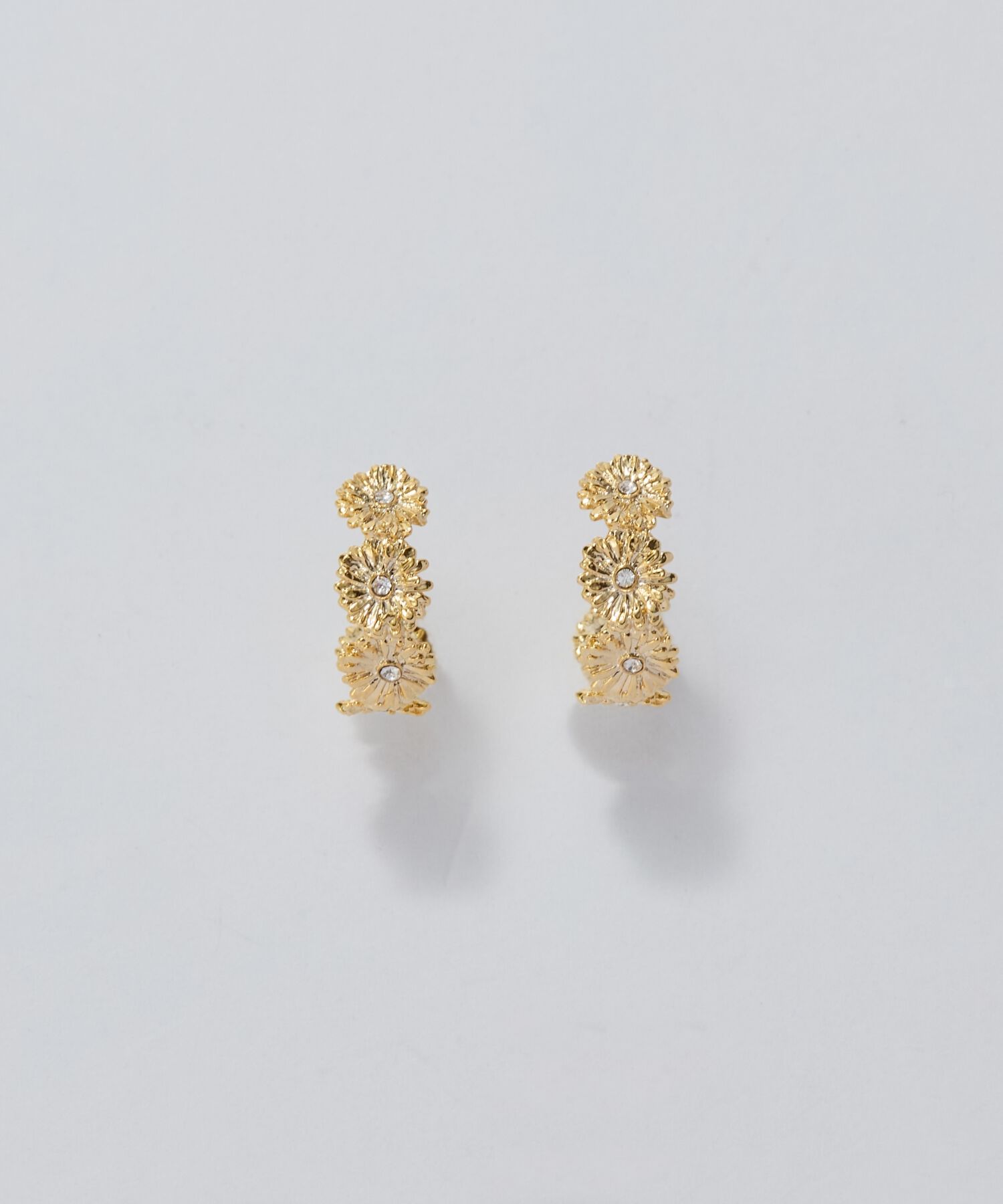 Phoebe「【痛くないシリーズ/金属アレルギー対応】マーガレットフラワーフープライトフィットイヤリング　ゴールド」|イヤリング|