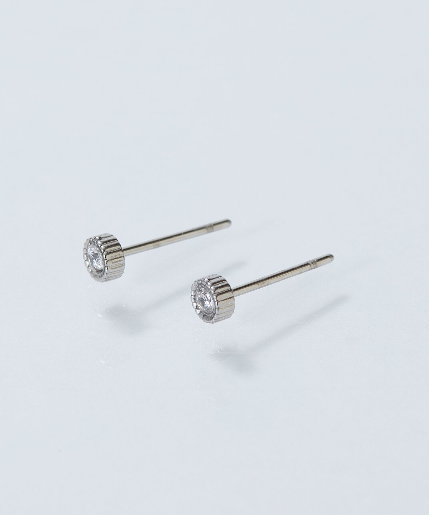 Phoebe「【金属アレルギー対応】プチシャイニングピアス　シルバー/サージカルステンレス」|ピアス|