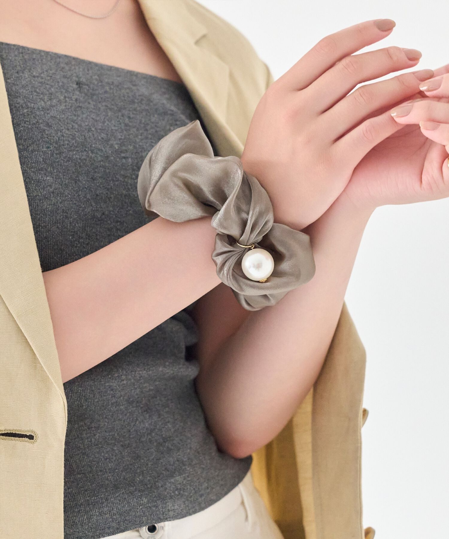  「ボリューミーシアーシュシュ　グレー/パール/大ぶり」|ブレスレット・バングル|