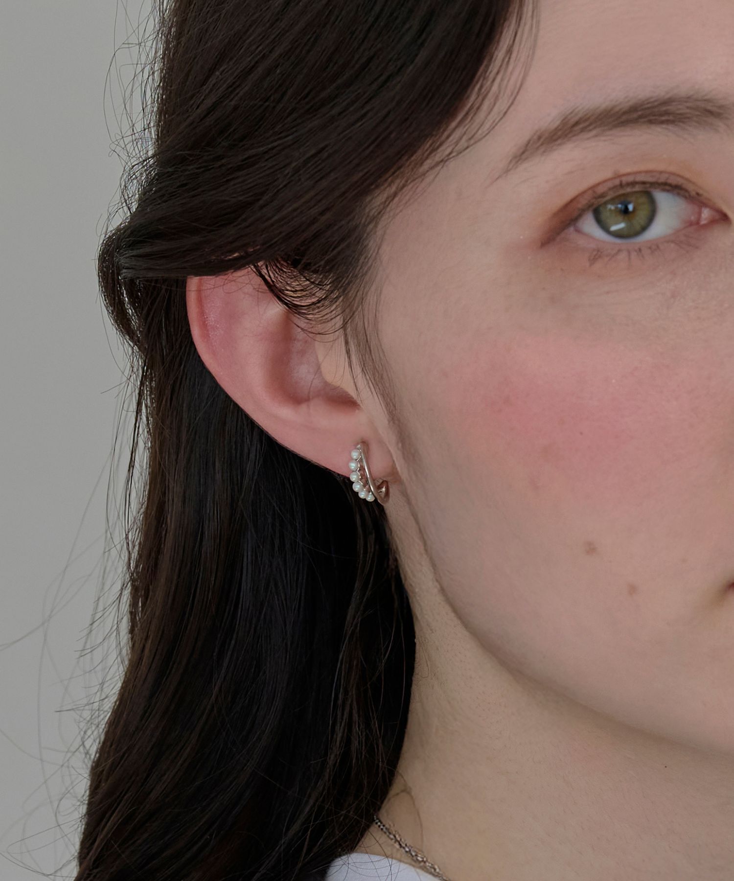 Phoebe「【痛くないシリーズ/アレルギー対応】プチパールダブルフープライトフィットイヤリング　シルバー」|イヤリング|